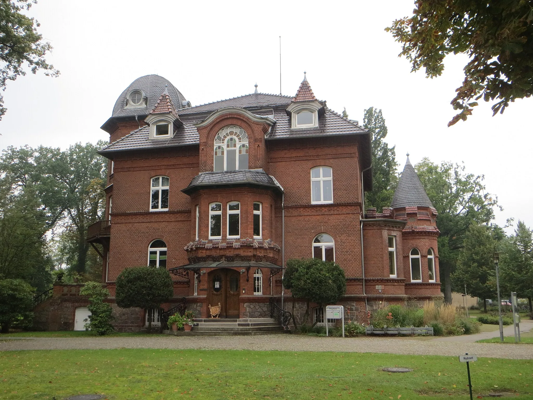 Photo showing: Straße des Friedens 8-8c in Neu Kaliß, Mecklenburg; Haus Viktor im Bausch-Park (ehemalige Villa des Unternehmers Viktor Bausch), Eingangsseite; unter Denkmalschutz