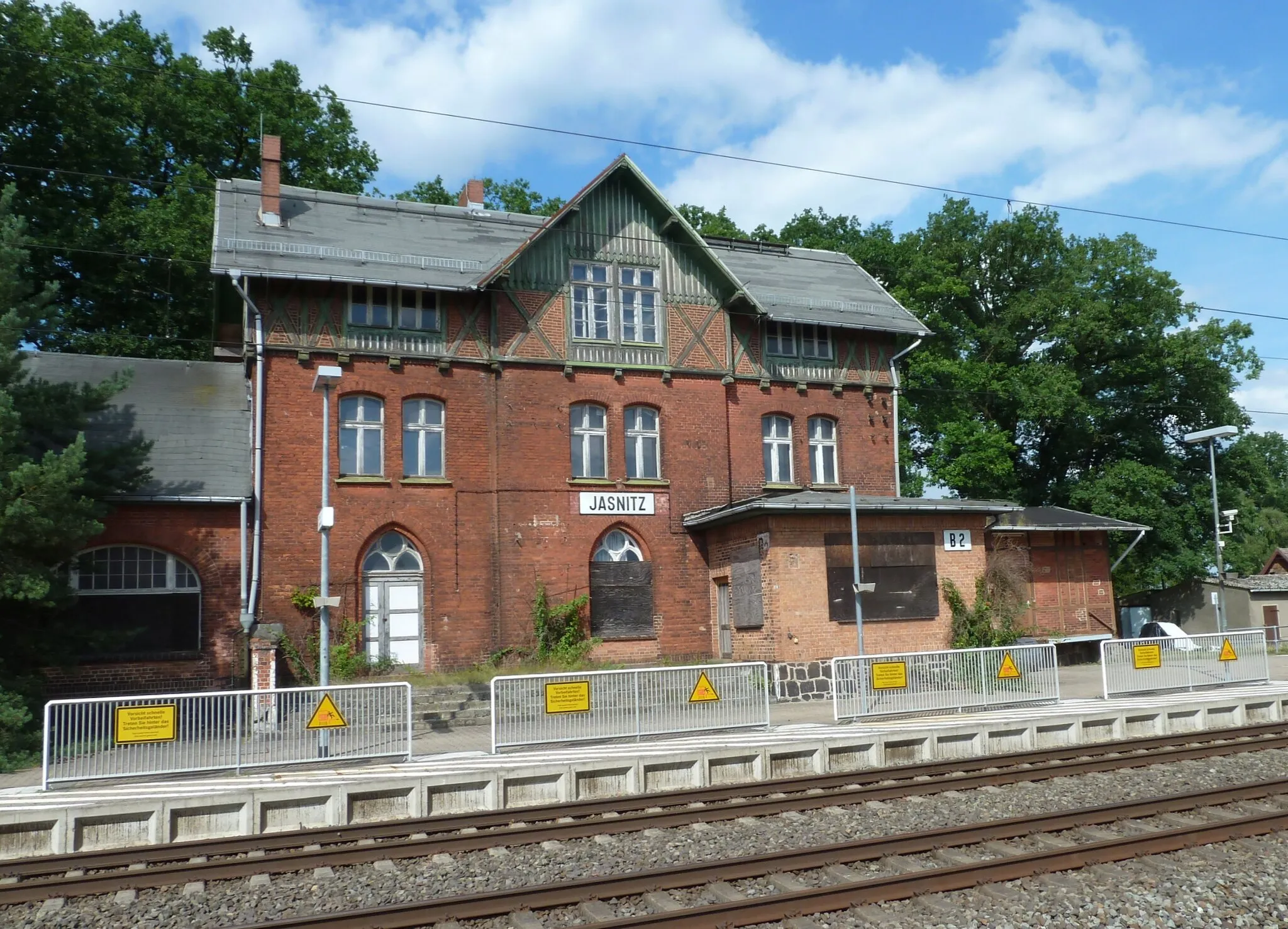 Photo showing: Bahnhof  Jasnitz (2012), Empfangsgebäude, Gleisseite