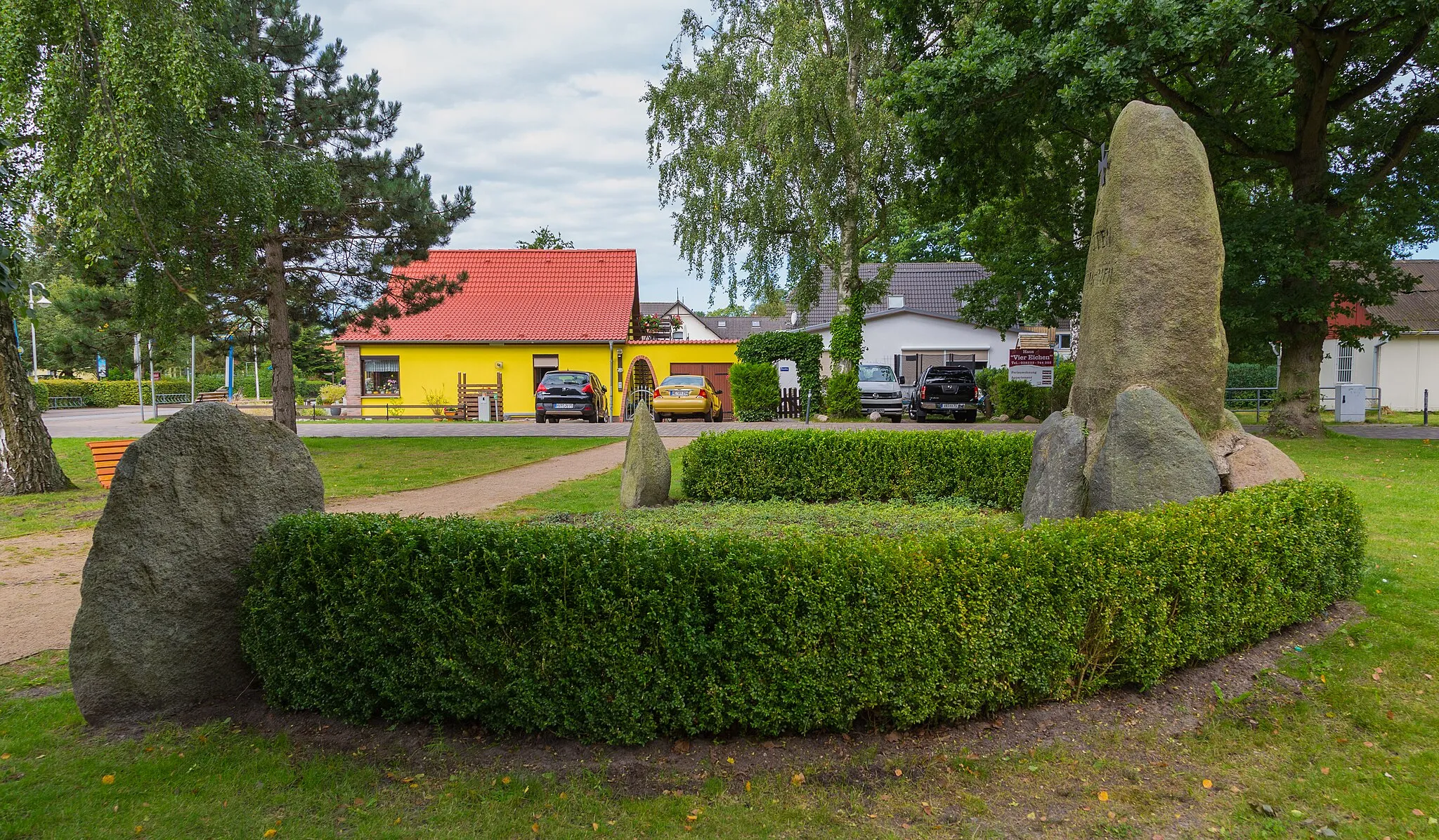 Photo showing: World War I Memorial, 1 Community Square (Gemeindeplatz 1) in Prerow, Landkreis Vorpommern-Rügen, Mecklenburg-Vorpommern, Germany.