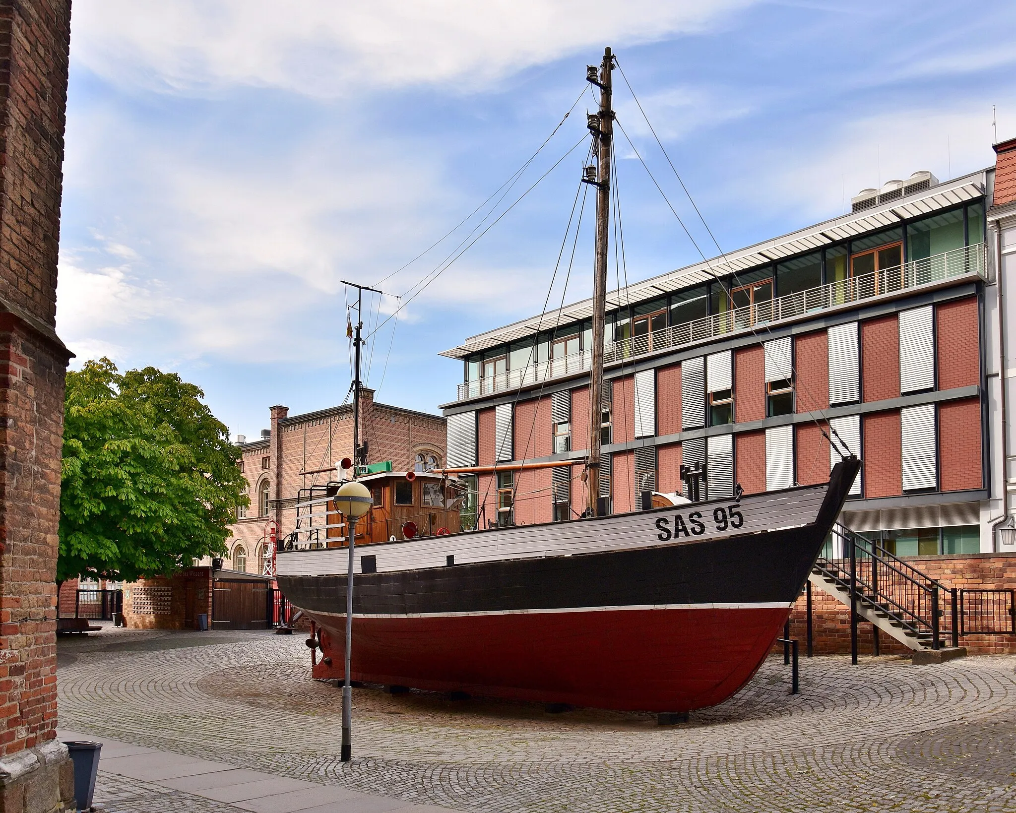 Photo showing: The former fishing boat Adolf Reichwein, on display at the German Oceanographic Museum, Stralsund, Germany