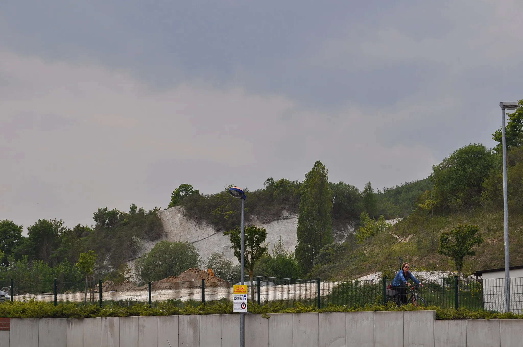 Photo showing: Old chalk quarry at the periphery of the town of Sassnitz, Rugen Island, northeastern Germany, seen from the parking lot of a supermarket at Bachstraße/Hauptstraße.