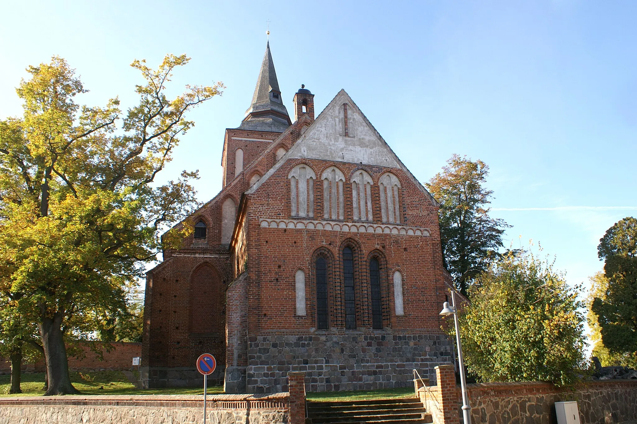 Photo showing: Ostgiebel und Chor der Kirche St. Johannis in Lassan
