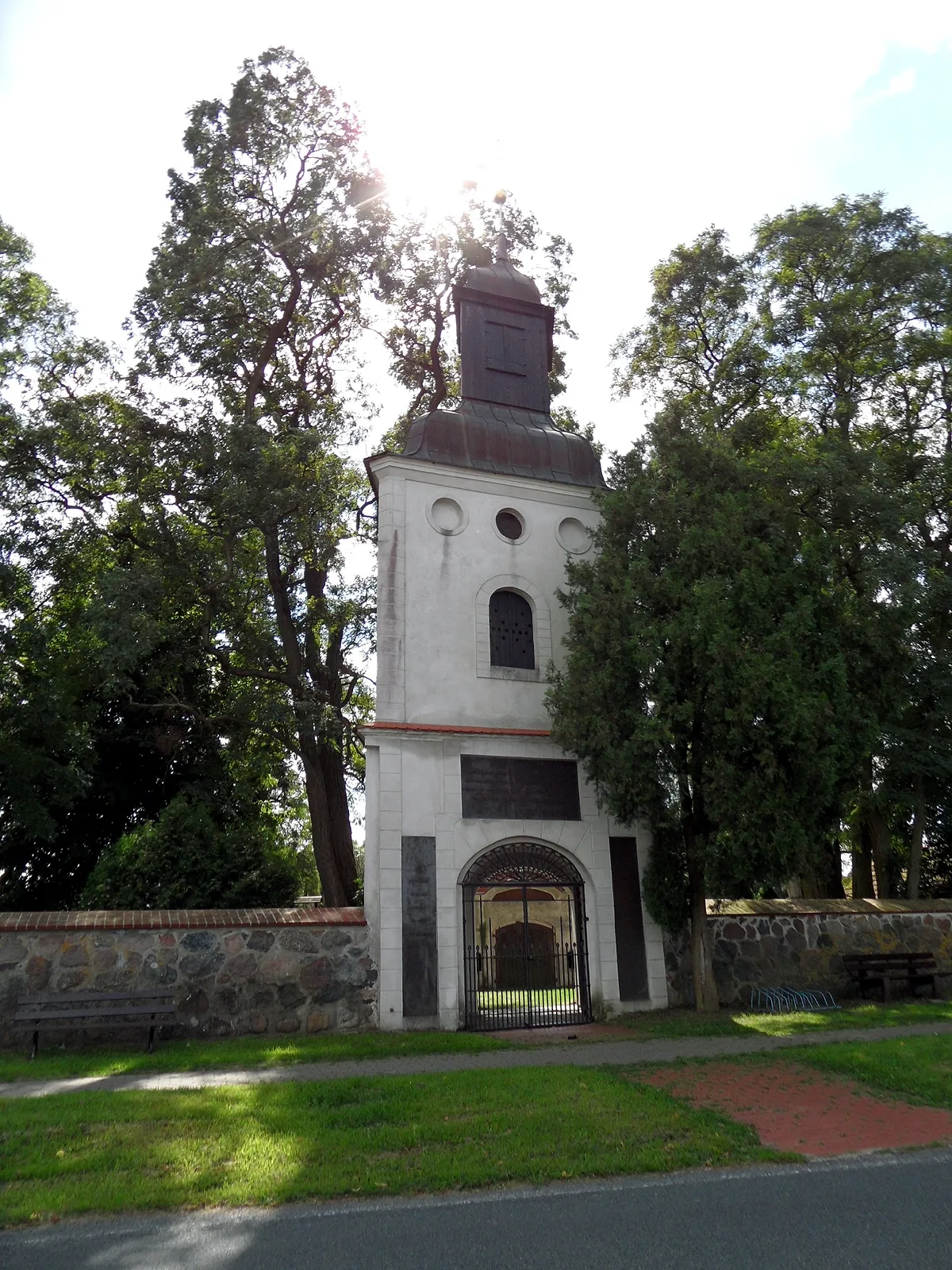 Photo showing: Torturm am Friedhof und der Erbbegräbnisstätte der Fam. von Enckevort am Schloss Vogelsang (Vorpommern)
Datum: 20.08.2011
Urheber: onnola (Flickr-User)
Quelle: https://www.flickr.com/photos/30845644@N04/6226297372/