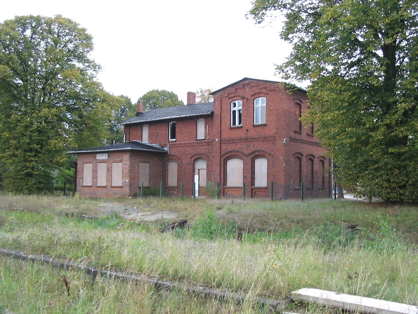 Photo showing: Closed train station in Eldena (Mecklenburg-Vorpommern, Germany) on the former railway track Ludwigslust–Dömitz