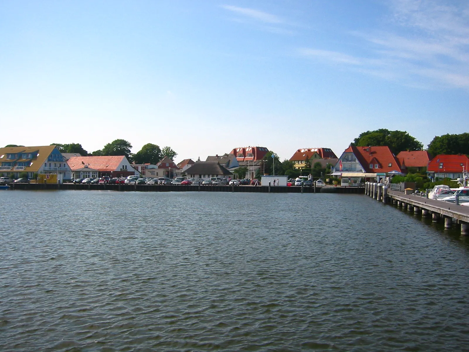 Photo showing: Rügen - Blick vom Hafen Breege auf den Ort