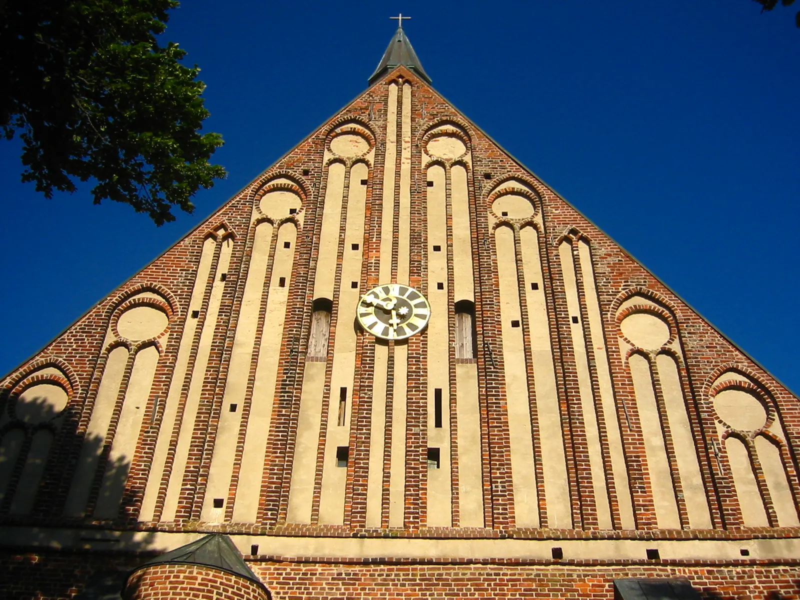 Photo showing: Pfarrkirche St. Georg zu Wiek - forefront