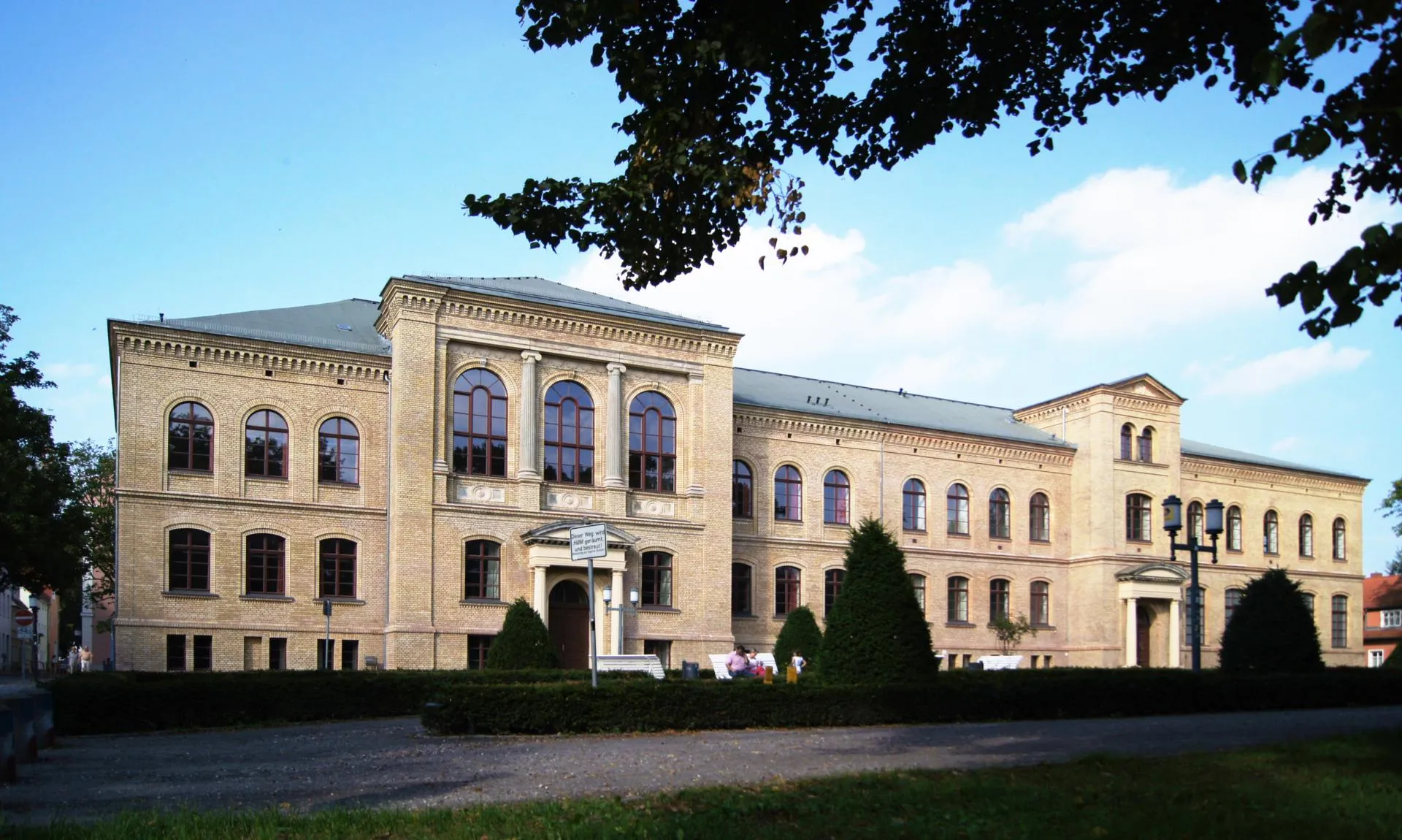 Photo showing: Friedrich- Ludwig- Jahn Gymnasium, Haus II. Ehemalige August-Bebel-Schule.