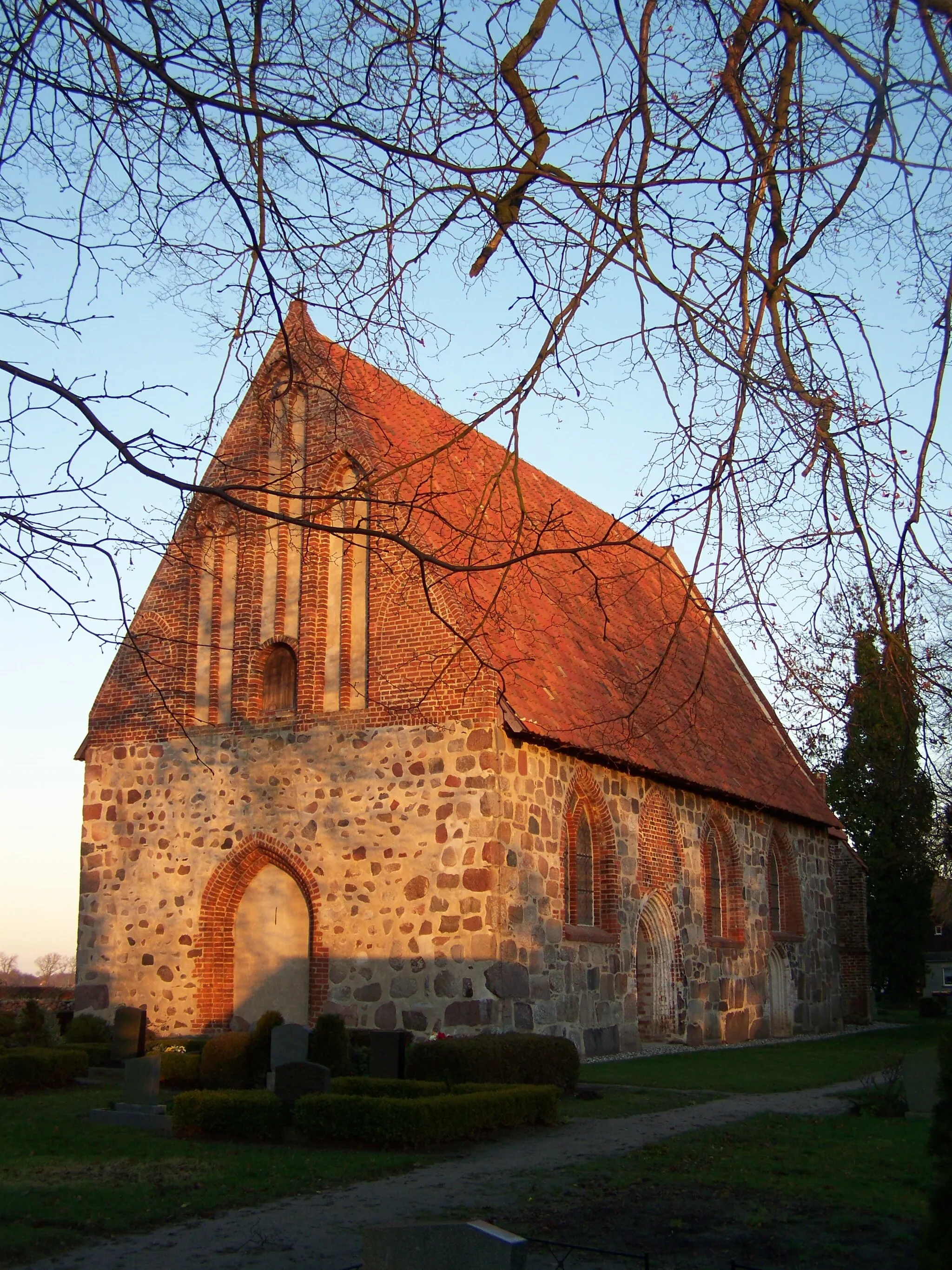 Photo showing: de:Kirche Langenhanshagen, Halle
