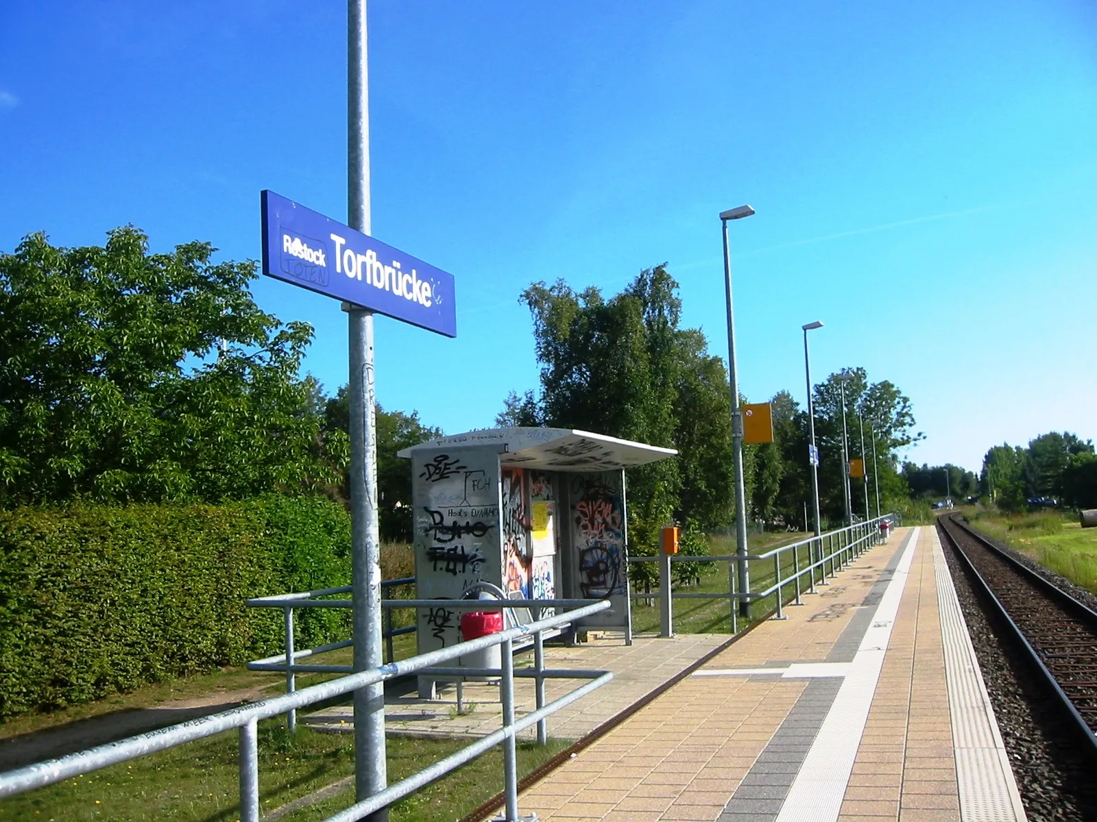 Photo showing: Haltepunkt "Torfbrücke" im gleichnamigen Ortsteil von Rostock. Hier verkehrt eine DB-Linie von Graal-Müritz über Rostock Hbf nach Bad Doberan.