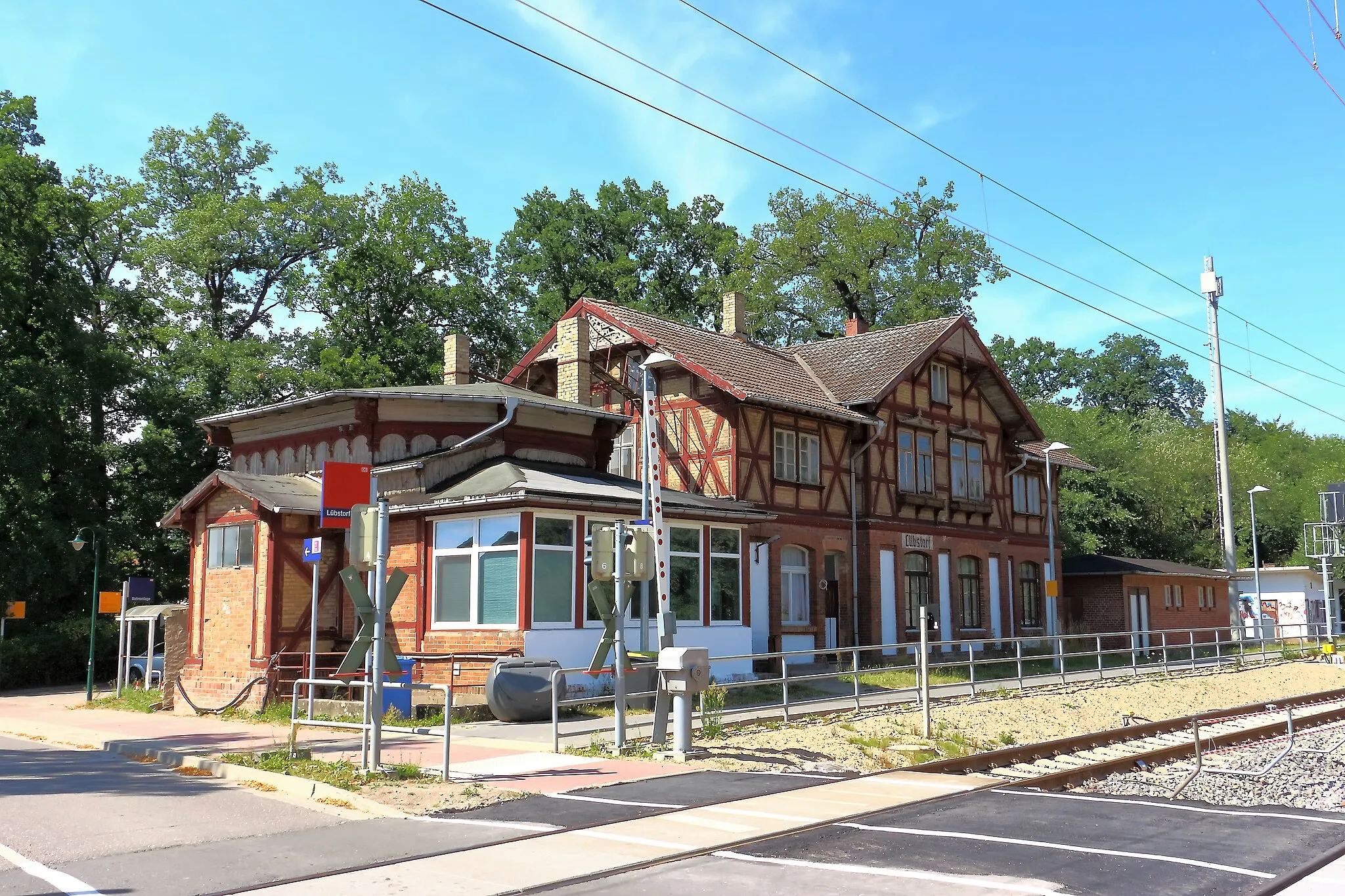 Photo showing: Ostfassade des ehemaligen Empfangsgebäudes Bahnhof Lübstorf bei Schwerin am 29. Juli 2018 - Bahnseite (modernisierter DB-Haltepunkt an zweigleisiger Bahnstrecke Rostock-Hamburg - Kursbuchstrecke 100 - 2 Bahnsteige und ein Fahrscheinautomat - das Stellwerk im Gebäude wurde nach Modernisierungsarbeiten durch ein ESTW 2018 ersetzt und das Gebäude an eine Privatperson verkauft)