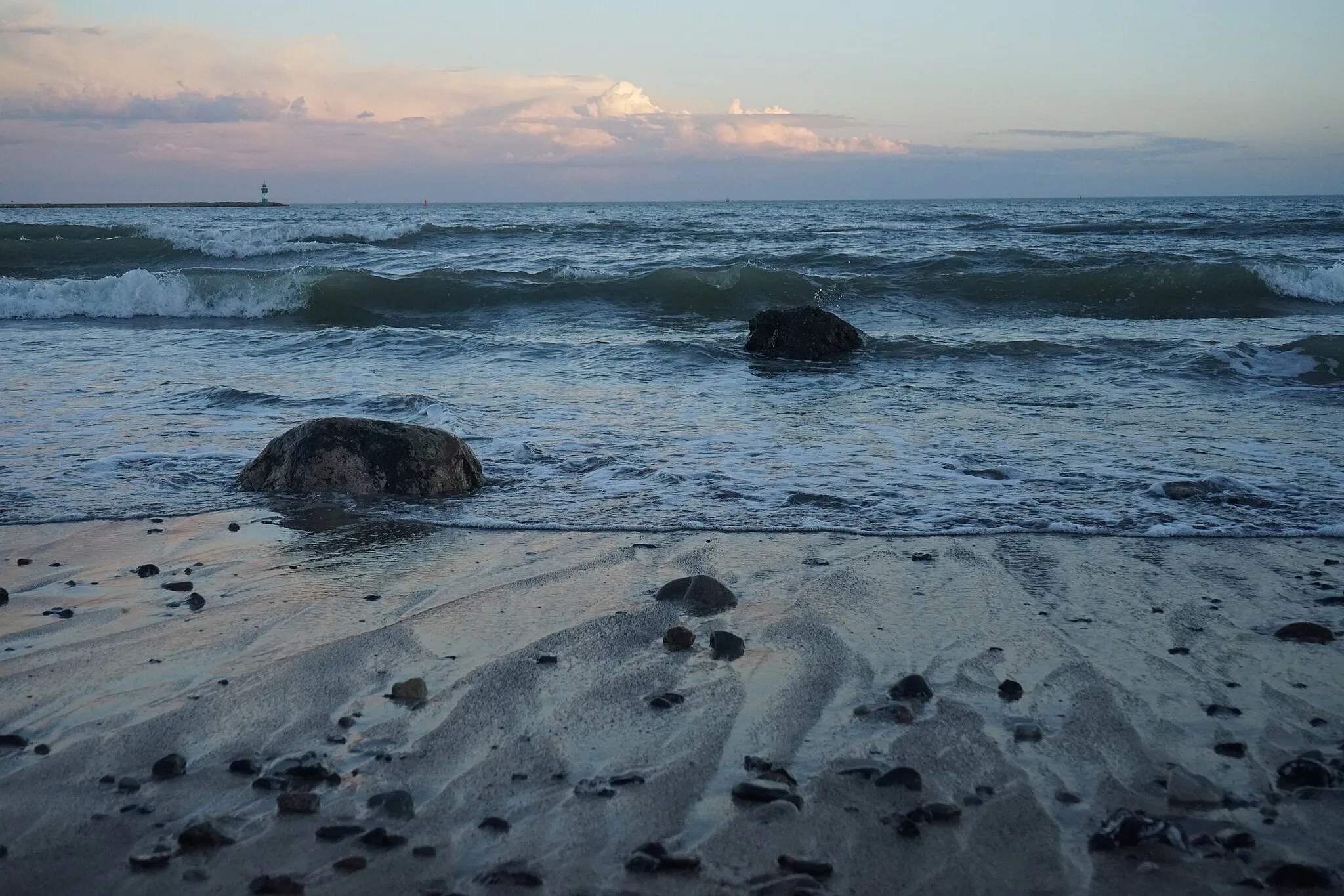 Photo showing: Der Strand am Fährhafen Sassnitz mit seiner Natur und Wasserflut.