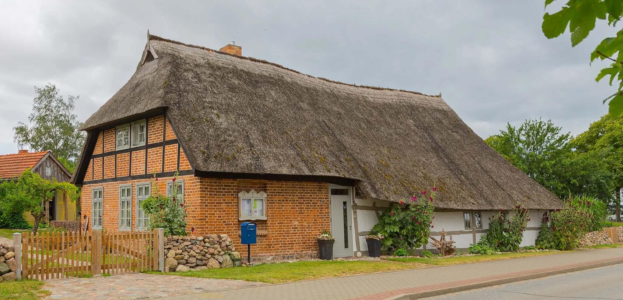 Photo showing: Low German house 20 Beach Street (Strandstraße 20) in Pepelow, district of Am Salzhaff, Landkreis Rostock, Mecklenburg-Western Pomerania, Germany. The building is a listed cultural heritage monument.
