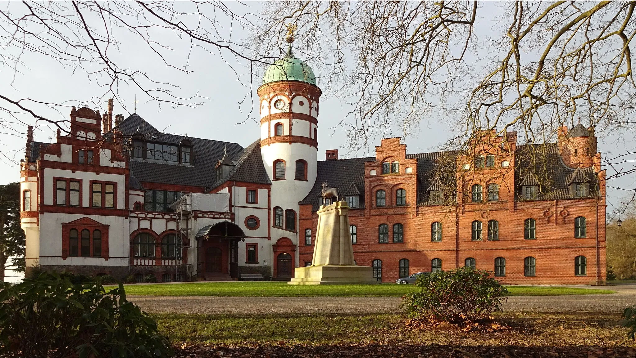 Photo showing: Schloss Wiligrad, Empfangsseite mit Schlosshof, Febr. 2015