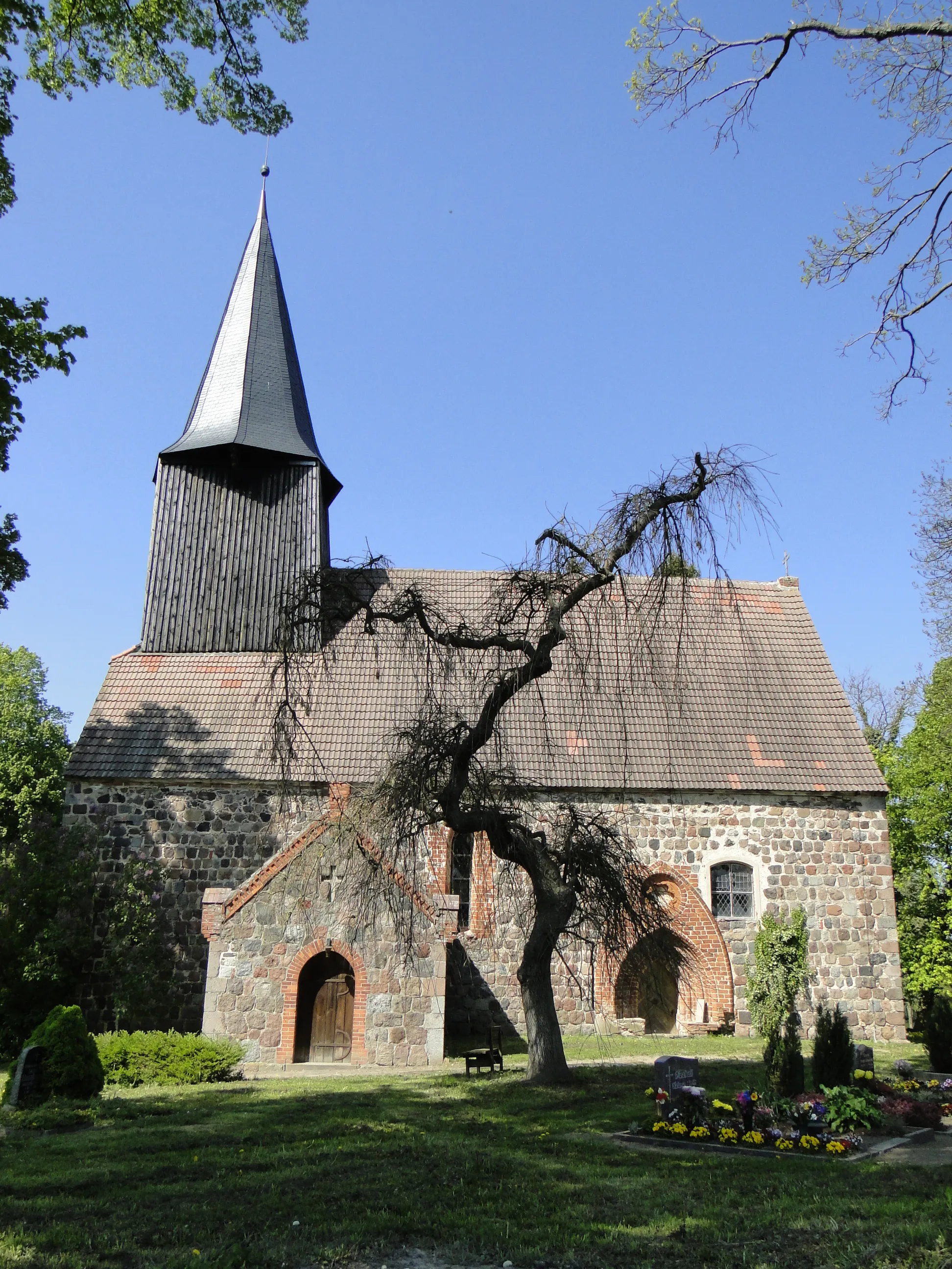 Photo showing: Church in Rattey, district Mecklenburg-Strelitz, Mecklenburg-Vorpommern, Germany