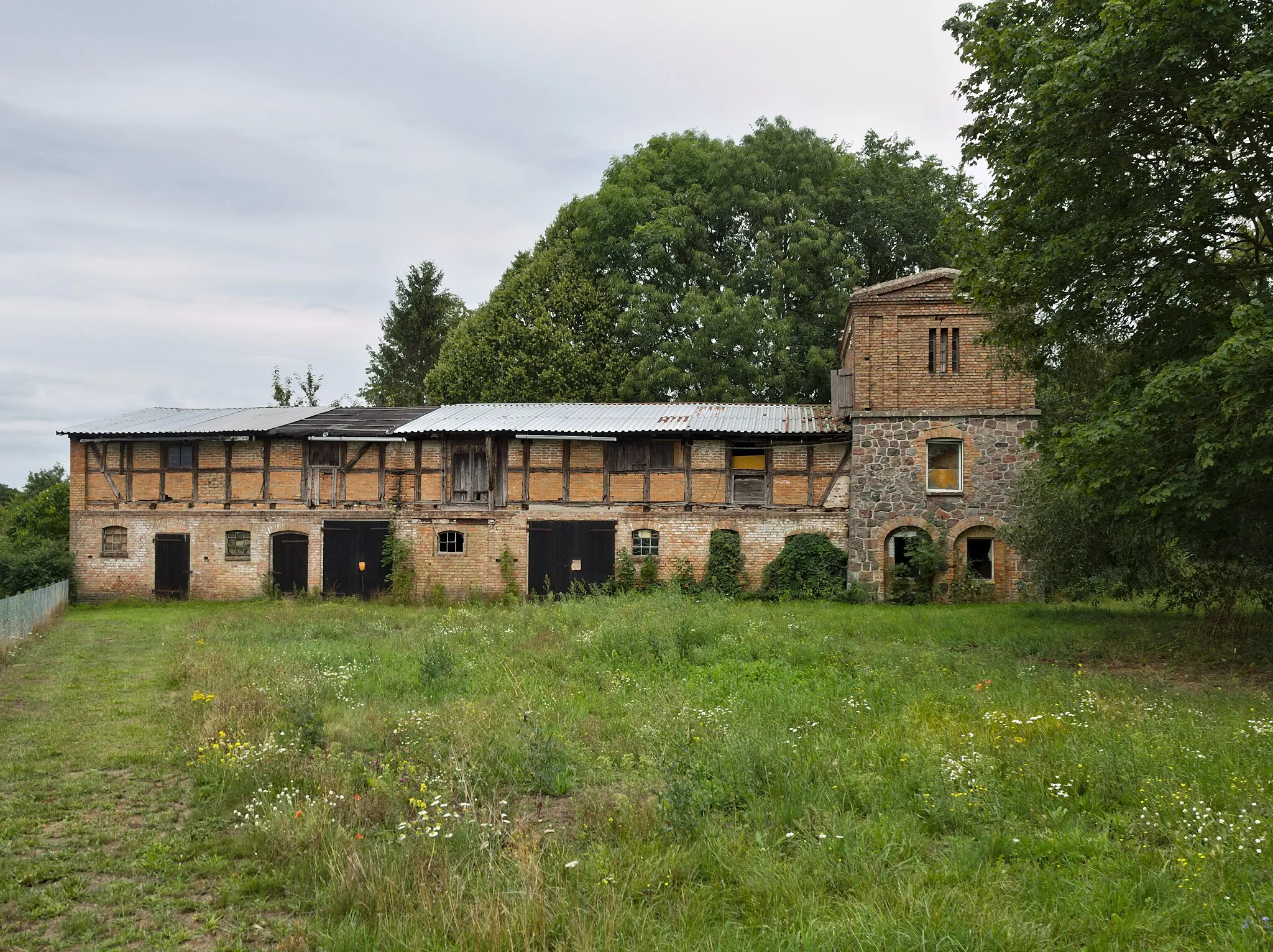 Photo showing: Nr. 30 Mühlengebäude mit Stallspeicher (Ducherow, Mecklenburg-Vorpommern)
Dorfstraße 30 17398 Rathebur

53.741334, 13.786334