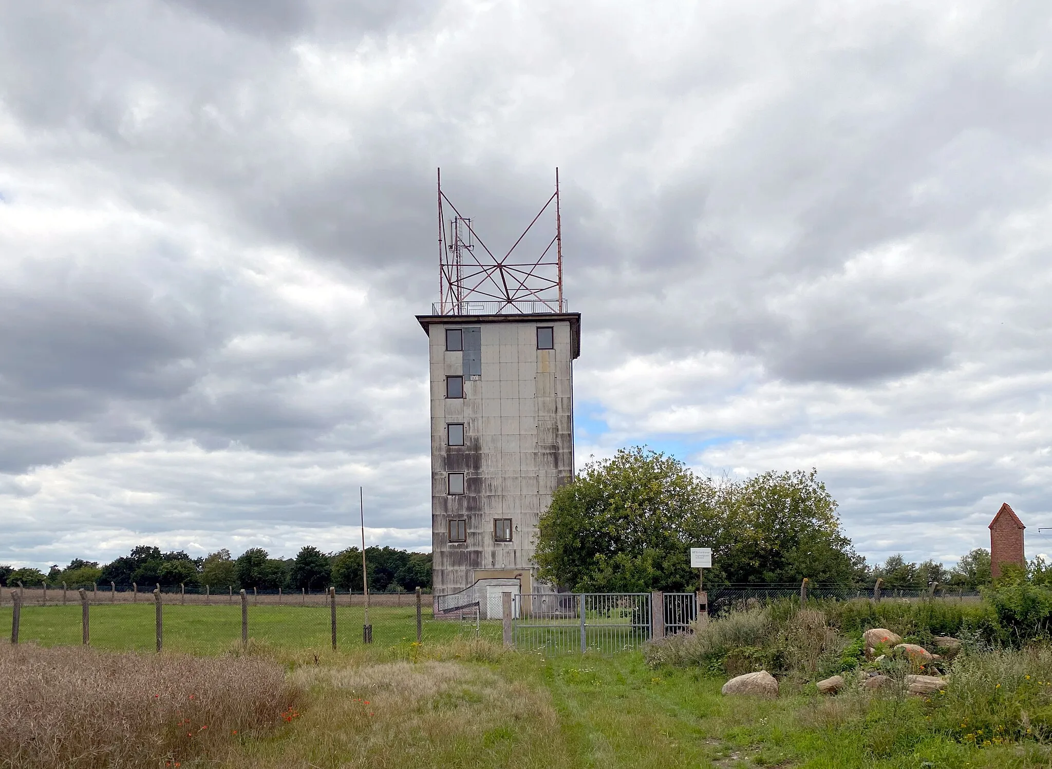 Photo showing: Fernmeldeturm Hütterberg in Mecklenburg-Vorpommern, Ansicht vom Fahrradweg entlang der Landstraße zwischen Herren Steinfeld und Gottmannsförde.