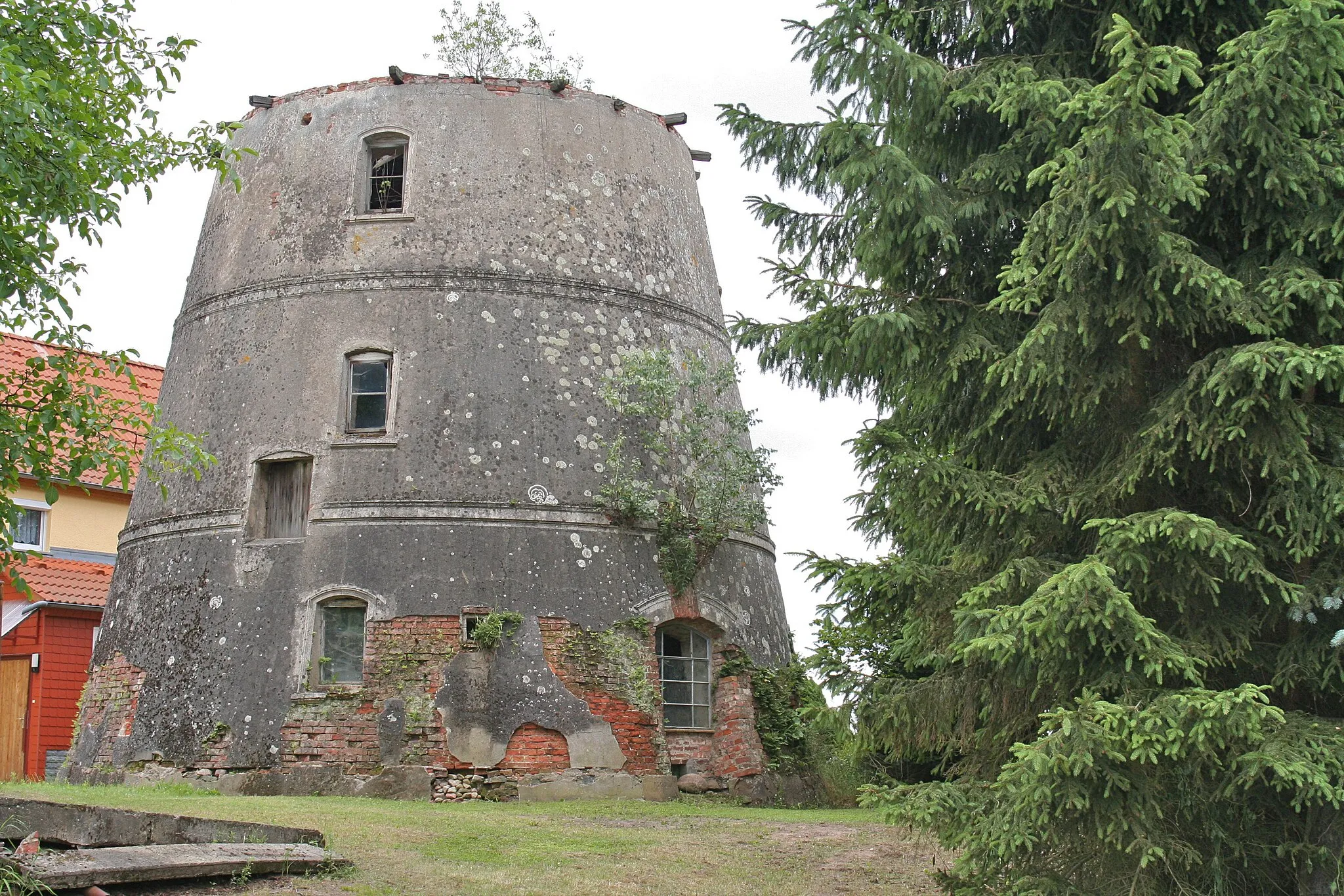 Photo showing: Die Ruine der Kopfwindmühle ist die Letzte von einst mehreren ihrer Art auf dem Mühlenberg in Strelitz-Alt hinter dem Friedhof in der Carl Meier Strasse 48.