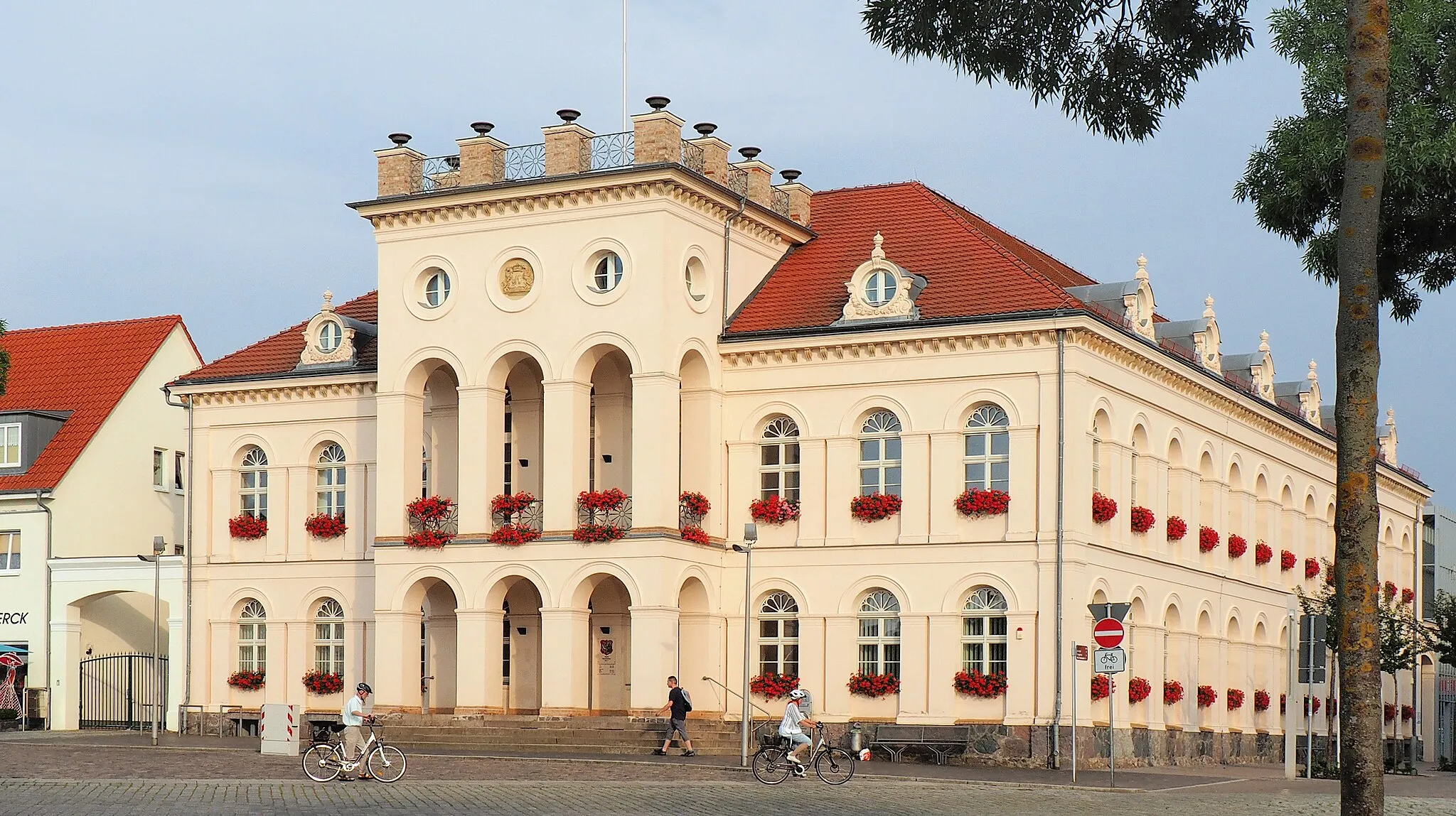Photo showing: Town hall in Neustrelitz, German Federal State Mecklenburg-Vorpommern.