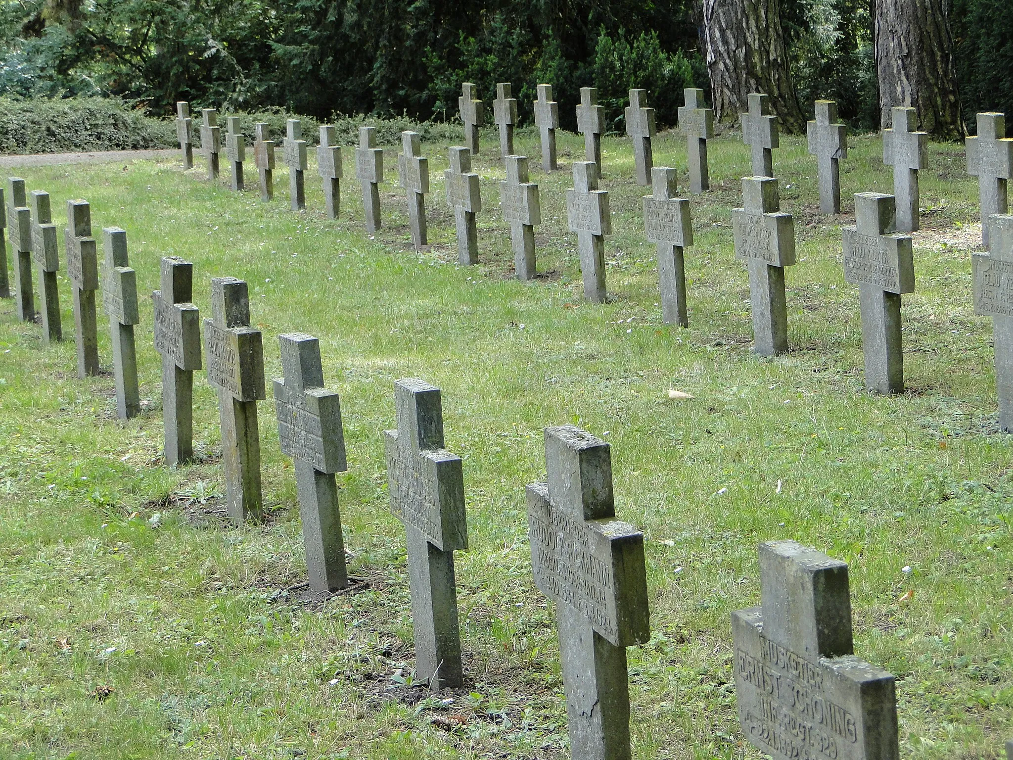 Photo showing: Old cemetery in Schwerin, Mecklenburg-Vorpommern, Germany