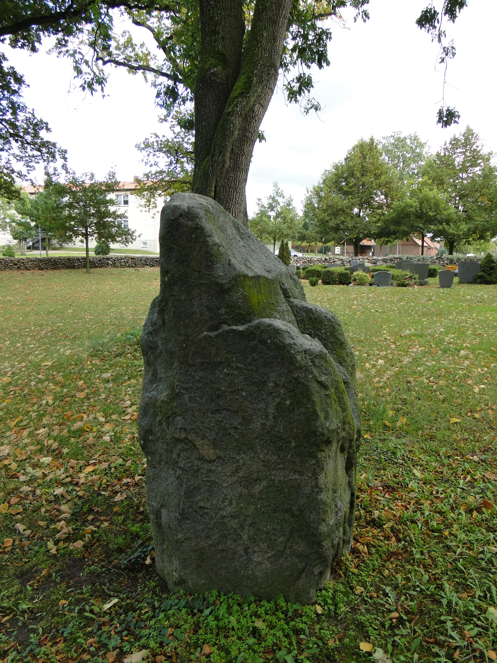 Photo showing: Church in Wamckow, district Ludwigslust-Parchim, Mecklenburg-Vorpommern, Germany Glacial erratic on the churchyard
