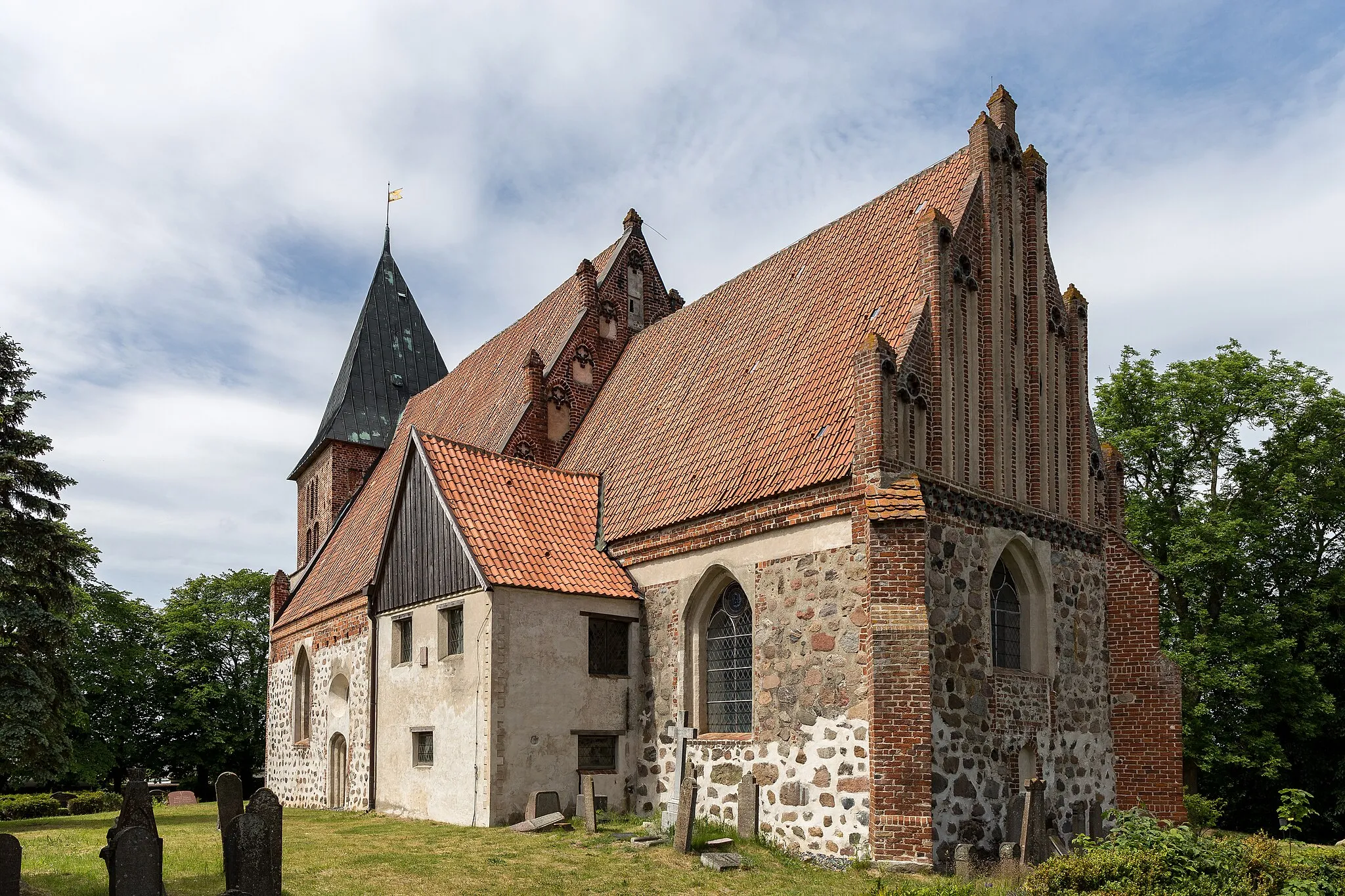 Photo showing: Back side of the church of St.-Pauli in Bobbin (Rügen).