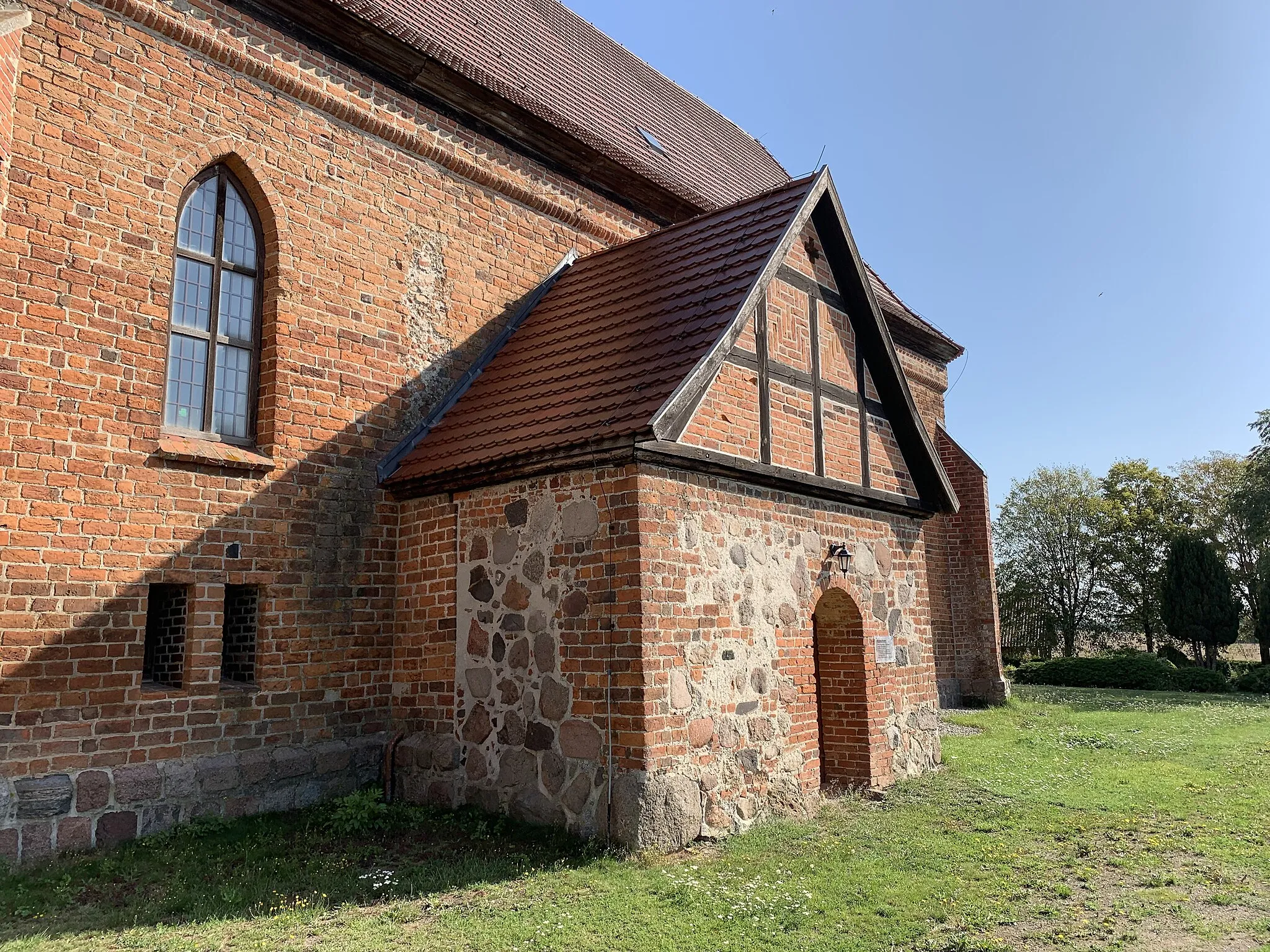 Photo showing: Die Kirche Holzendorf der Gemeinde Groß Miltzow im Landkreis Mecklenburgische Seenplatte ist eine Backsteinkirche aus dem Anfang des 14. Jahrhunderts. Im Innern steht unter anderem ein Altarretabel aus der Zeit um 1730.