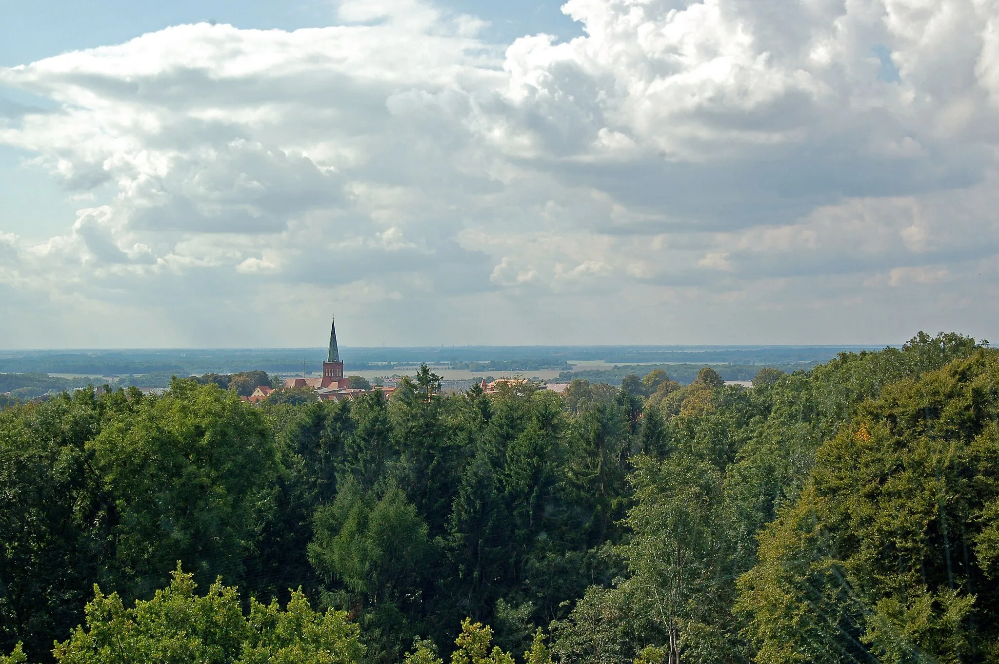 Photo showing: Der 27 m hohe Turm auf dem Rugard wurde zu Ehren des Dichters Ernst Moritz Arndt im Jahr 1877 erbaut und nach ihm benannt. Die Grundsteinlegung war am 26. 12. 1869.
Vom Turm aus hat man einen imposanten Ausblick über die Umgebung der Stadt Bergen auf Rügen. -

Blick von der Aussichtsplattform in Richtung Bergen auf die St.-Marien-Kirche.