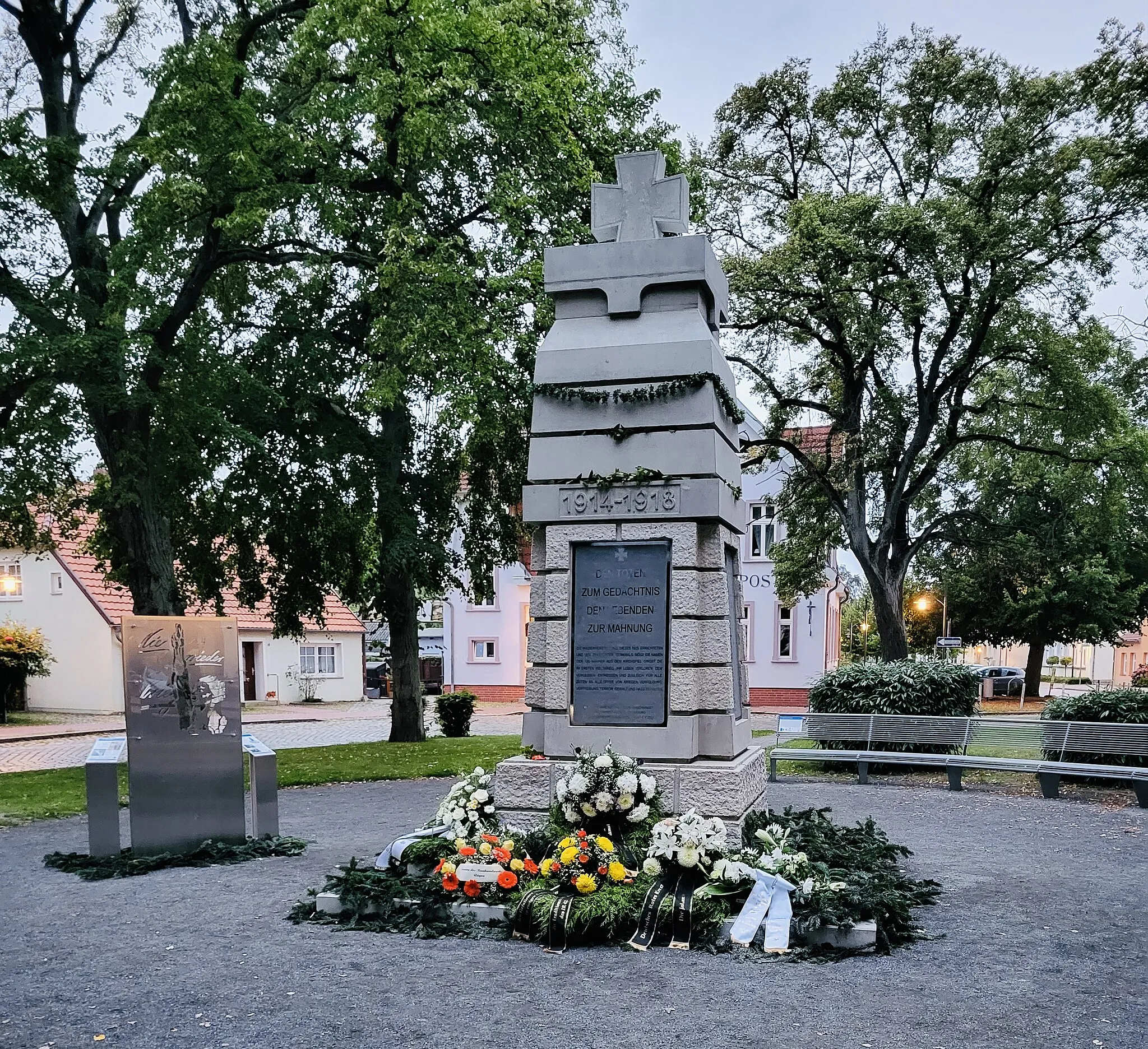 Photo showing: Wiedererrichtetes Kriegerdenkmal auf dem Marktplatz in Gingst.