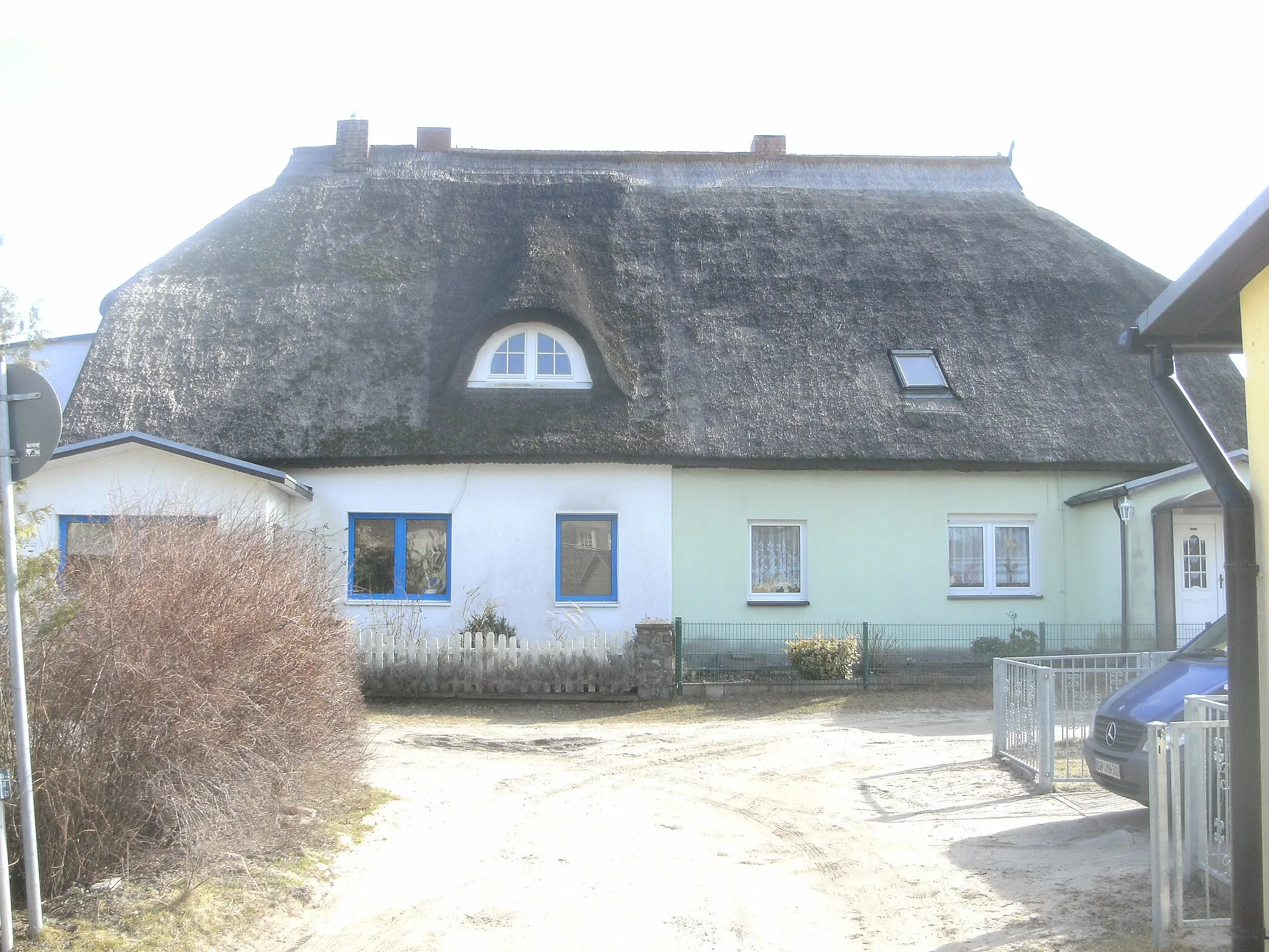 Photo showing: Zinnowitz auf Usedom. Das Bild zeigt das sogenannte "Domänenhaus", das um die Mitte des 18. Jh. entstandene älteste Gebäude des Badeorts Zinnowitz, das in neuerer Zeit in ein Mehrfamilien-Wohnhaus umgebaut worden ist.