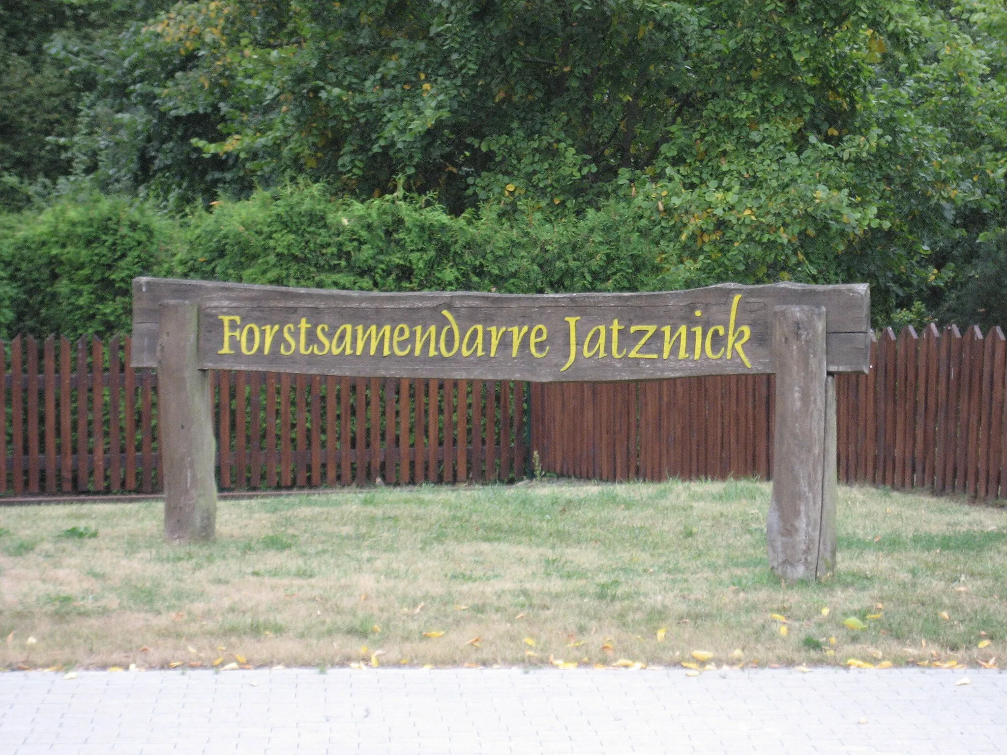 Photo showing: Schild vor der Forstsamendarre in Jatznick.