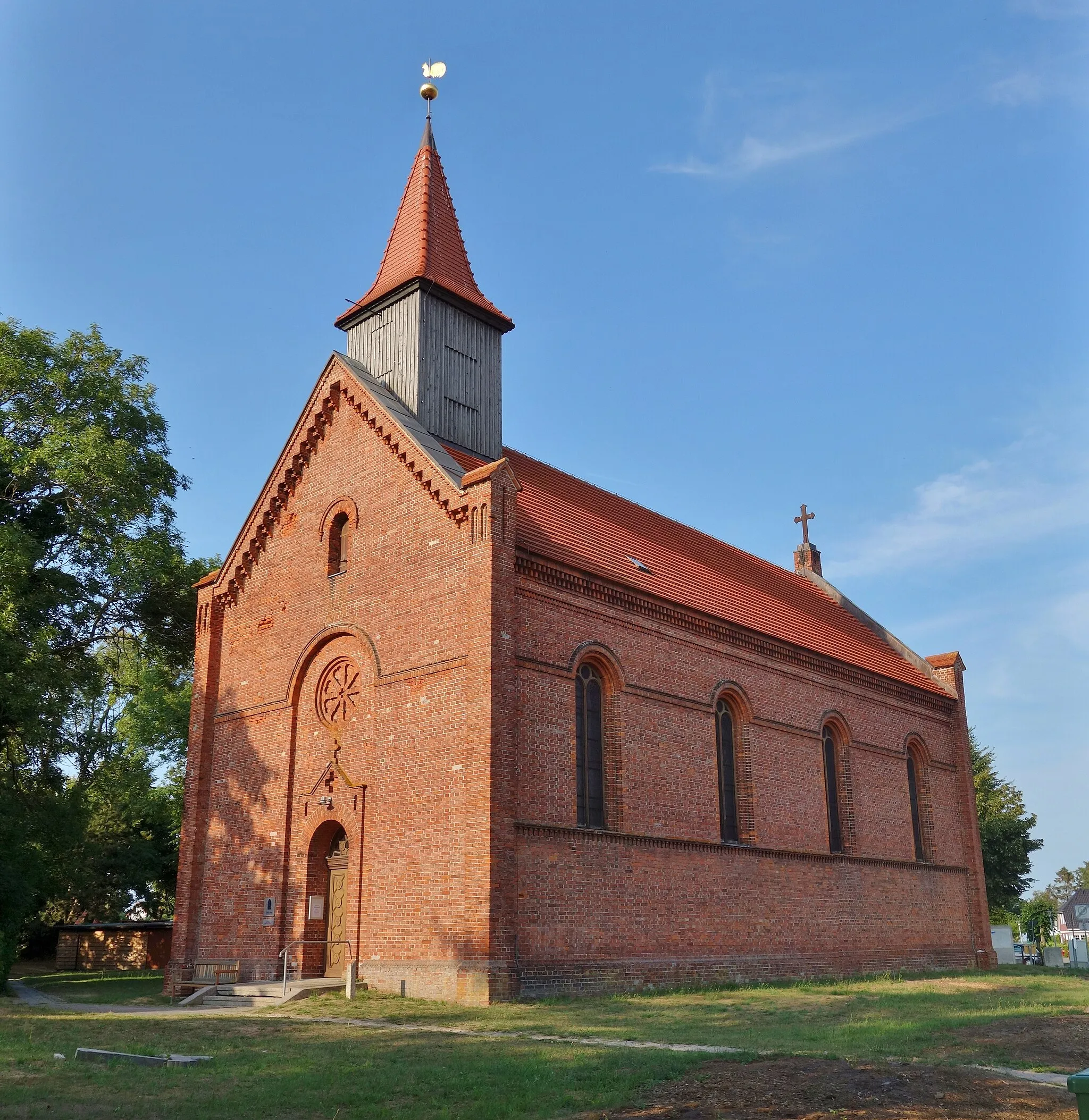 Photo showing: South-western view of the church  in Dierhagen municipality, Vorpommern-Rügen district, Mecklenburg-West Pomerania state, Germany