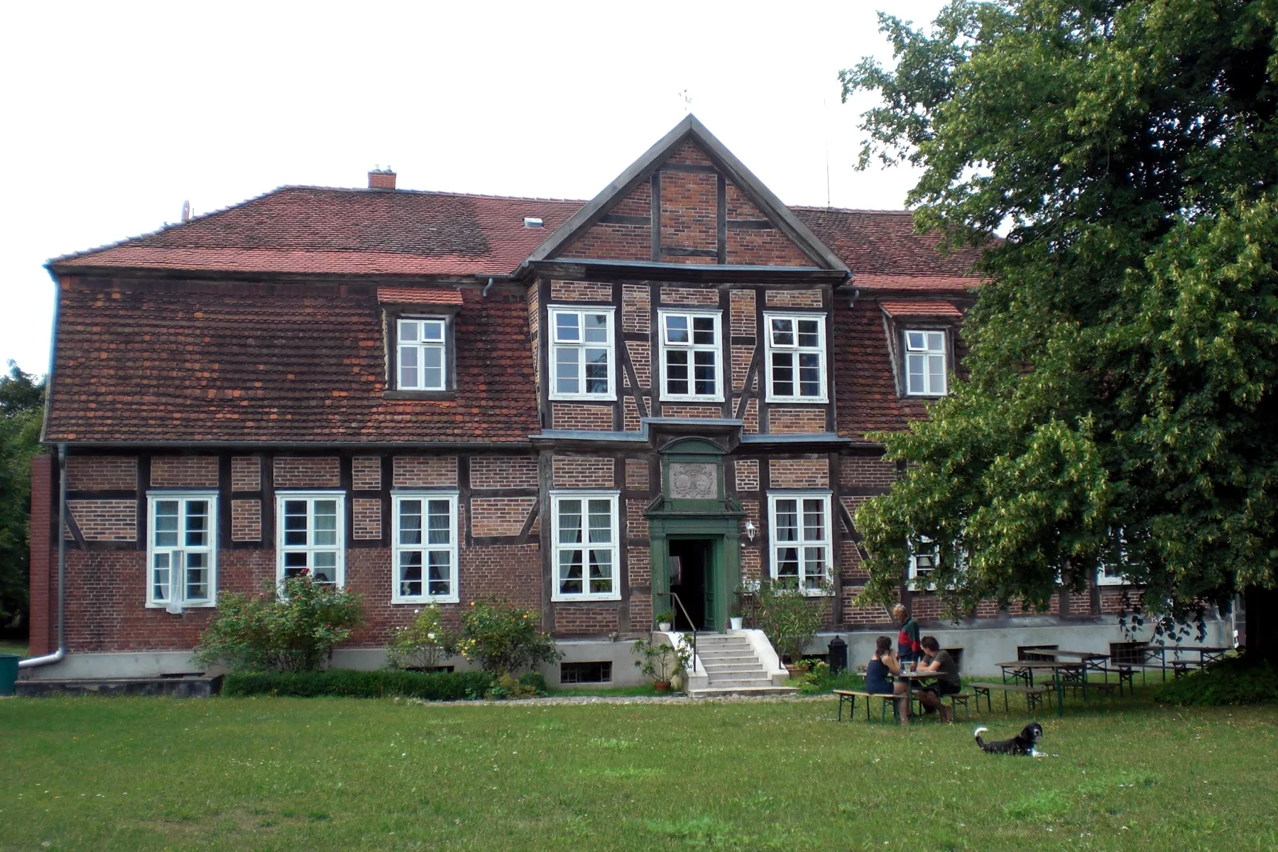 Photo showing: (Altes) Herrenhaus Schwiessel (Mecklenburg-Vorpommern)
Datum: 13.08.2010
Urheber: onnola (Flickr-User)
Quelle: https://www.flickr.com/photos/30845644@N04/5982118856/