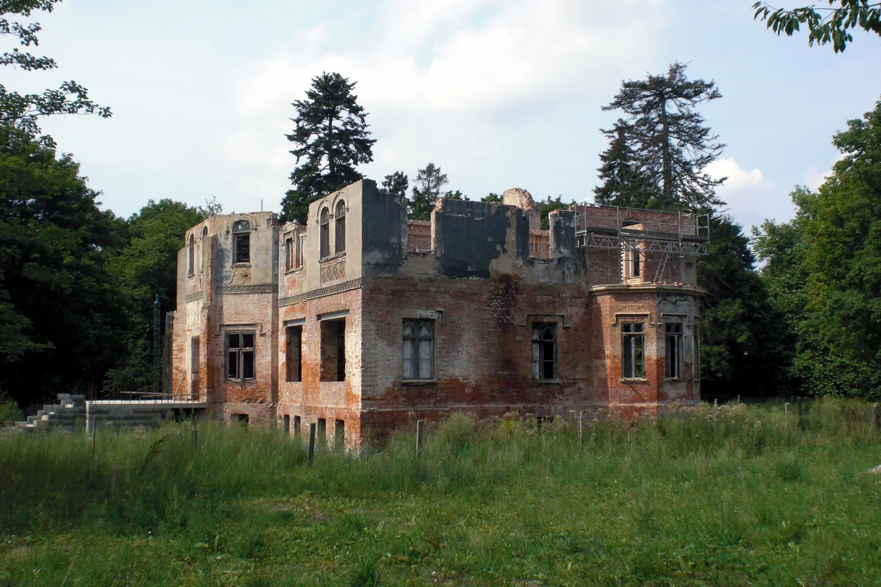 Photo showing: (Neues) Herrenhaus Schwiessel (Mecklenburg-Vorpommern) - Ruine
Datum: 13.08.2010
Urheber: onnola (Flickr-User)
Quelle: https://www.flickr.com/photos/30845644@N04/5982142580/