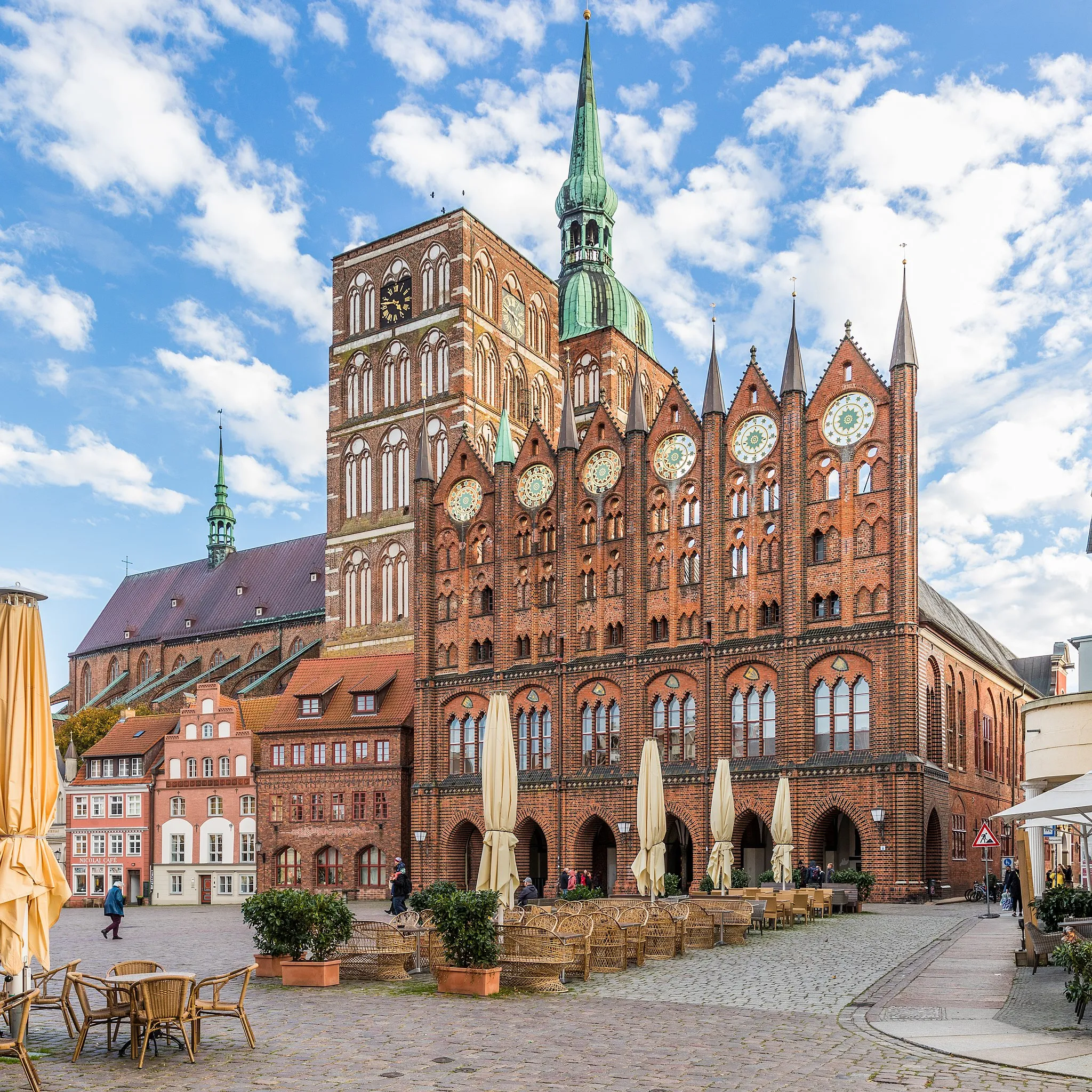 Photo showing: Stralsunder Rathaus  mit Schaufassade, dahinter die Nikolaikirche