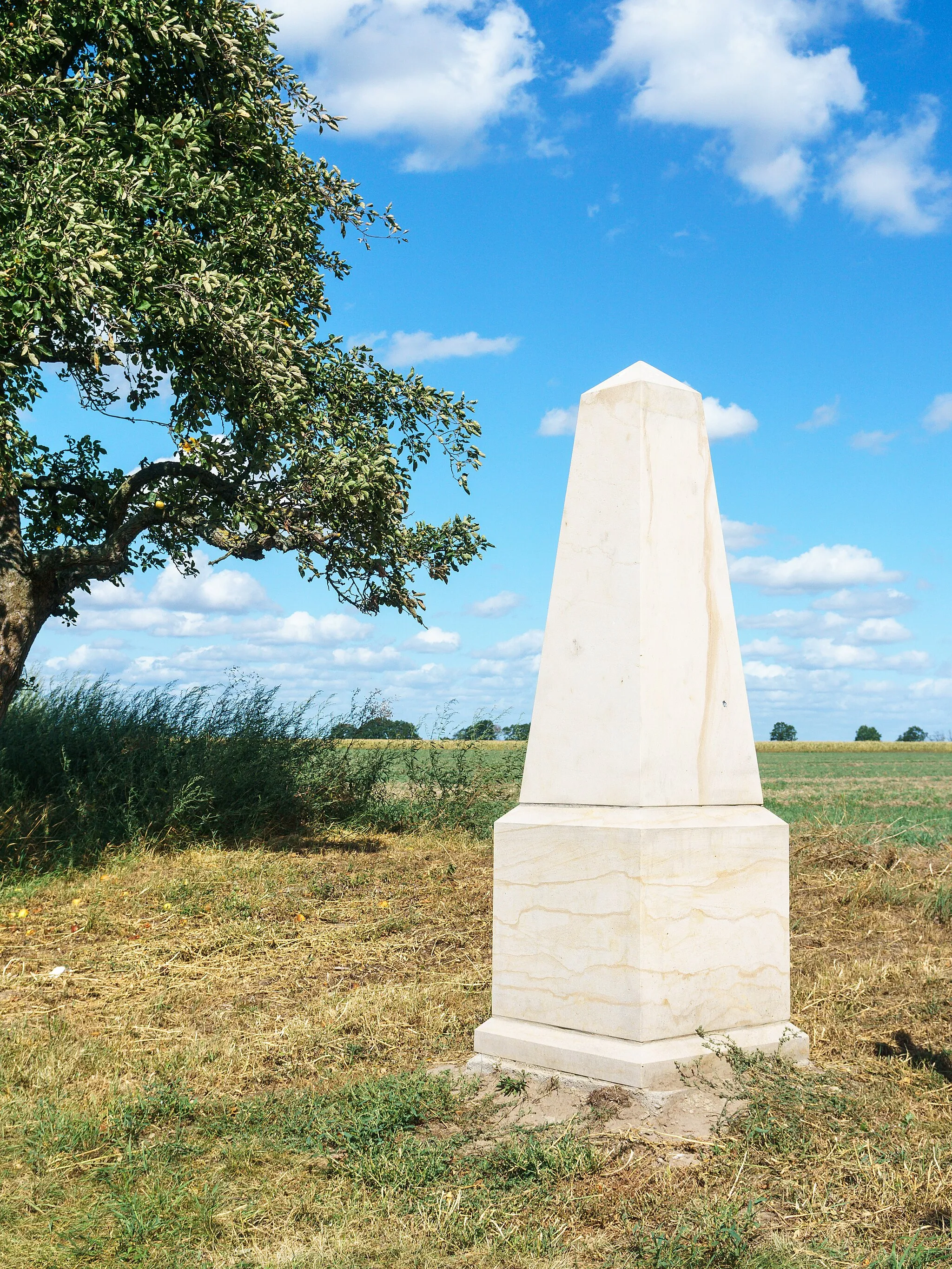 Photo showing: Preußischer Halbmeilenstein an der Alten Hamburger Poststraße nordwestlich von Kremmen OT Flatow.