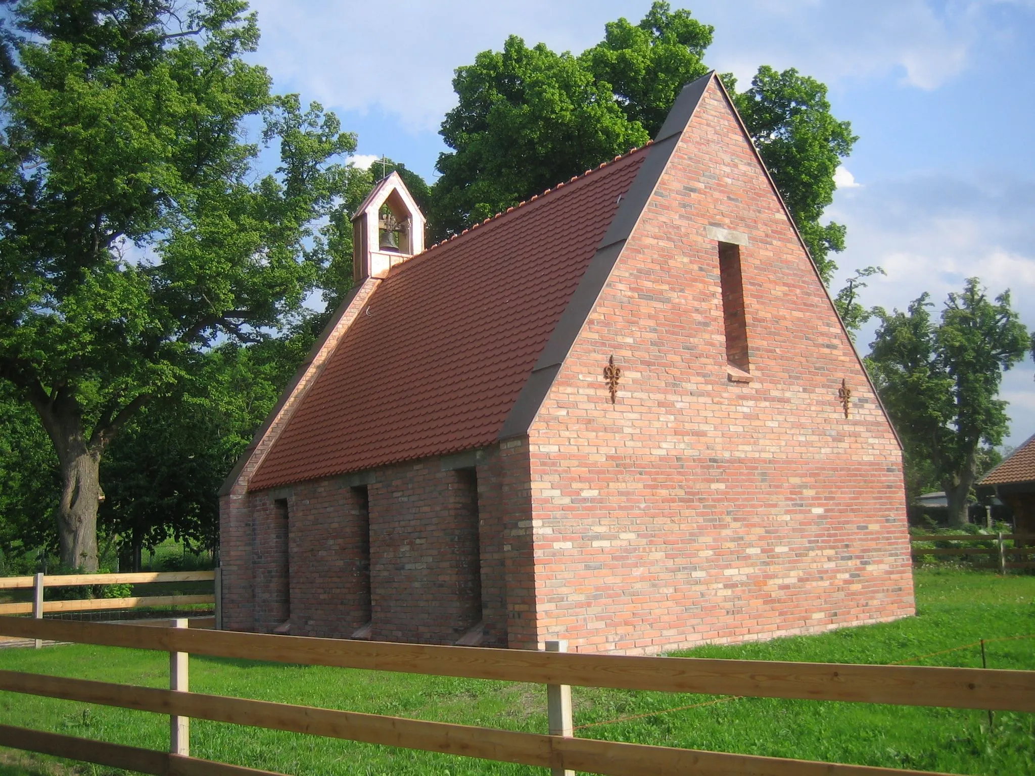 Photo showing: Kapelle „Zum guten Hirten“ in Prillwitz, Ortsteil der Gemeinde Hohenzieritz, Landkreis Mecklenburgische Seenplatte