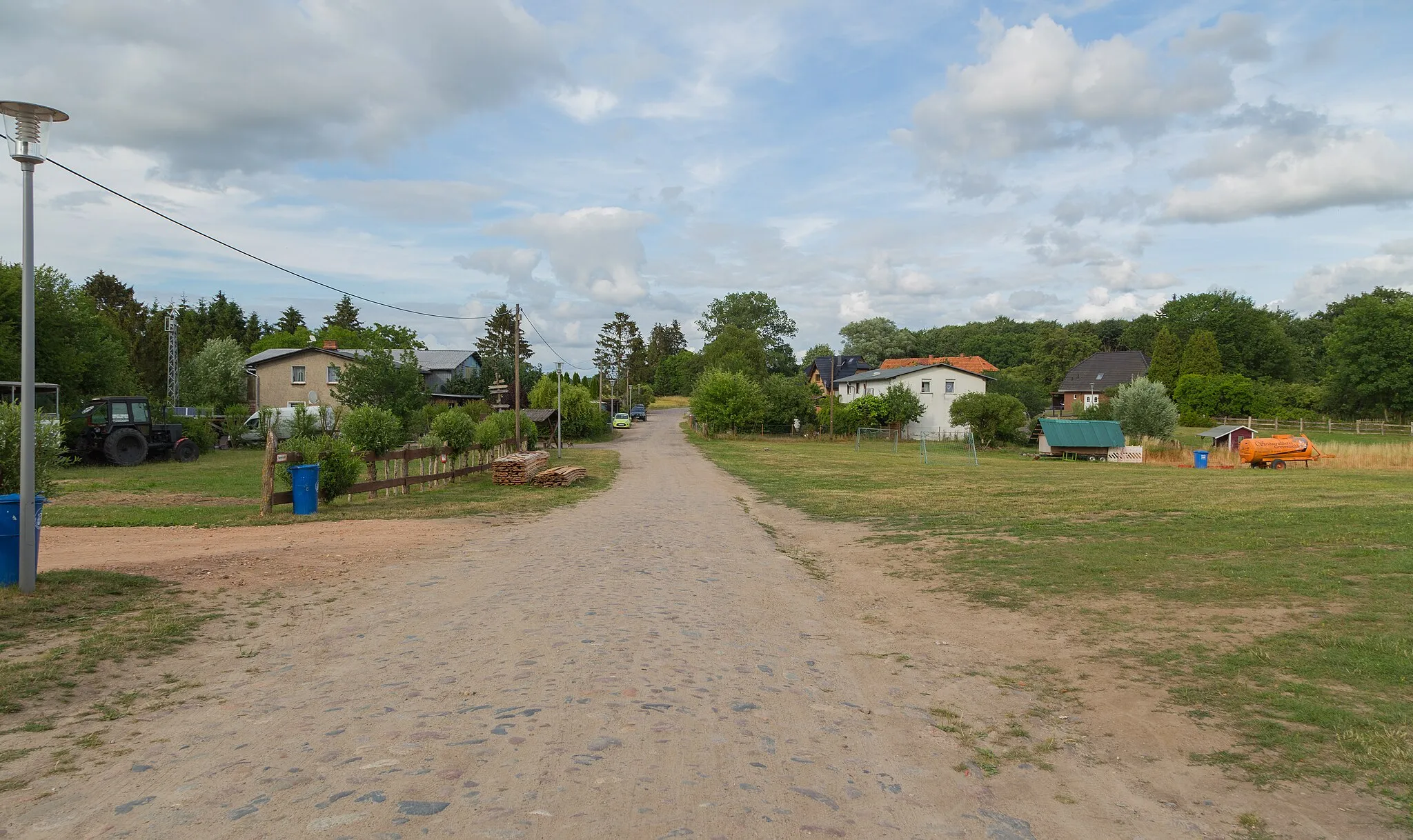 Photo showing: Forest Street (Forststraße) in Jamel, district of Gägelow, Landkreis Nordwestmecklenburg, Mecklenburg-Western Pomerania, Germany.