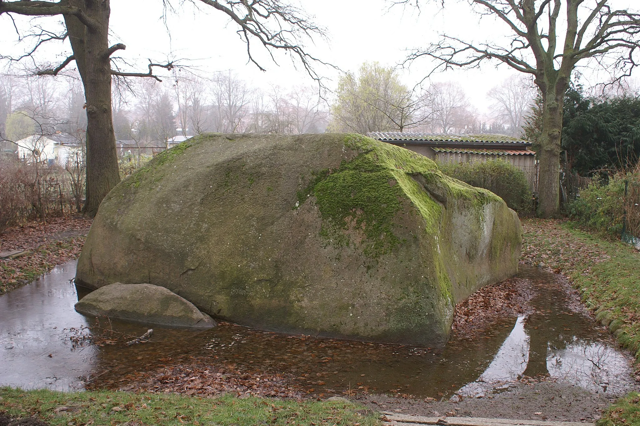 Photo showing: Großer Stein bei Altentreptow, Mecklenburg-Vorpommern