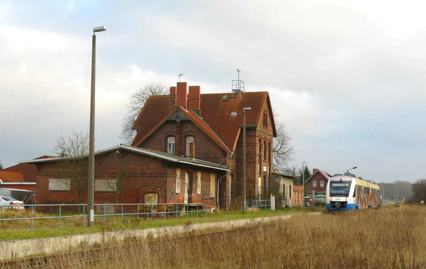 Photo showing: Ostseeland train at Rehna station, Mecklenburg-Vorpommern, Germany