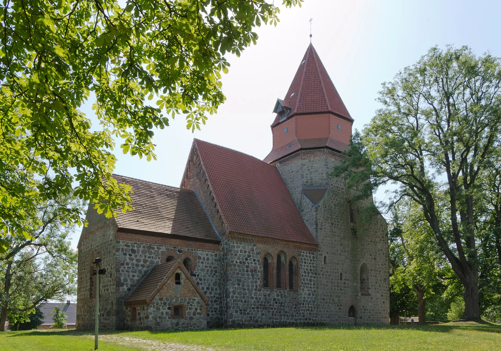 Photo showing: Kavelstorf - Kirche