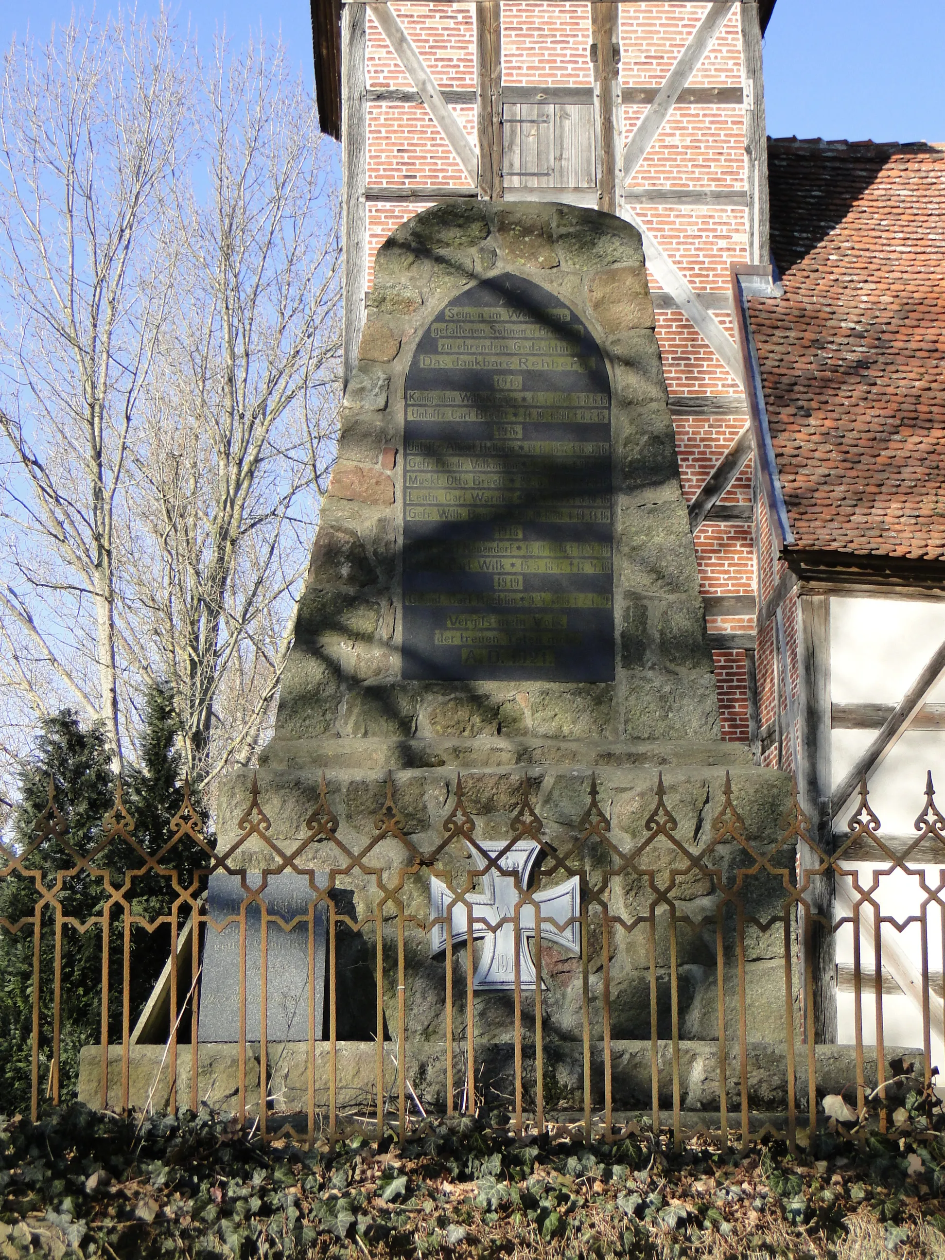 Photo showing: War memorial in Rehberg, district Mecklenburgische Seenplatte, Mecklenburg-Vorpommern, Germany