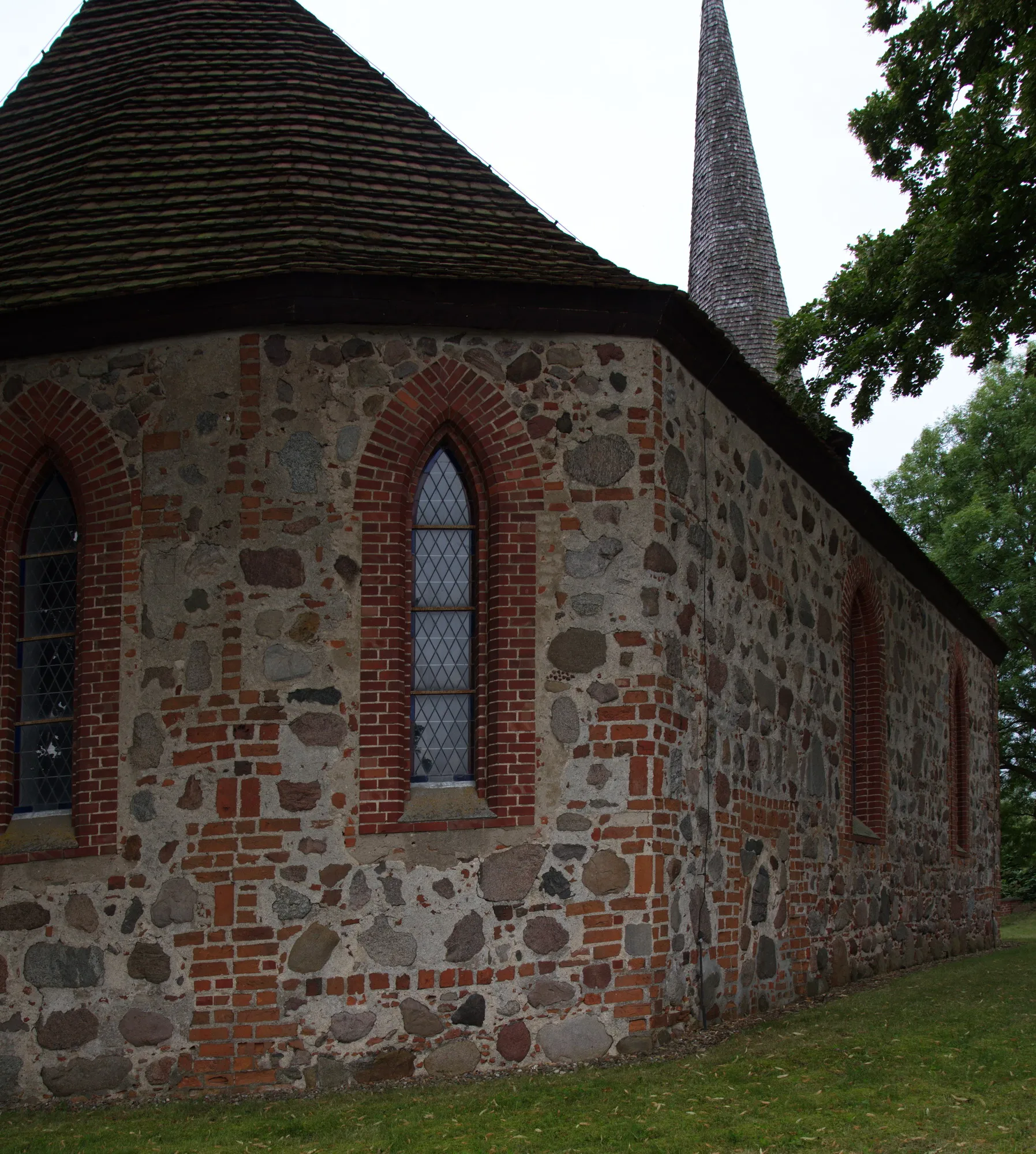 Photo showing: Bargensdorf - Felssteinkirche, Ansicht von der Stargarderstrasse aus