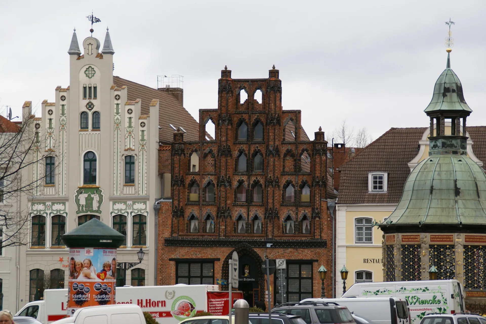 Photo showing: Market square and "Alter Schwede" (Old Swede) in Wismar, Germany