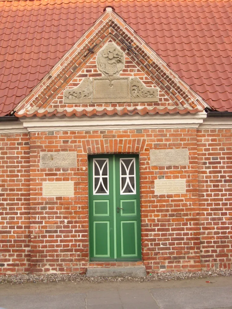 Photo showing: Wappen der Familie von Bülow und Gedenktafeln an Patronatsherren an einem Nebengebäude von St. Marien in Gudow, Krs. Herzogtum Lauenburg
