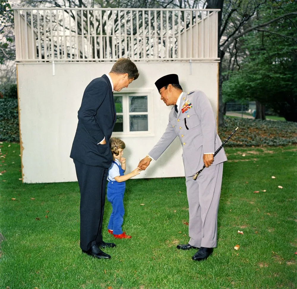 Photo showing: Meeting with the President of IndonesiaPlease credit Robert Knudsen/White House, John F. Kennedy Presidential Library and Museum
KN-C17622. President John F. Kennedy Meets with President of Indonesia Sukarno
Accession Number
KN-C17622
Date(s) of Materials
24 April 1961
Description
President John F. Kennedy (wearing hat) stands with President of Indonesia Sukarno on the South grounds of the White House, Washington, D.C. President Sukarno greets Secretary of State Dean Rusk; others look on.
Copyright Status
Public Domain
Credit Line
Robert Knudsen. White House Photographs. John F. Kennedy Presidential Library and Museum, Boston
Physical Description
1 negative (color; 2 1/4 x 2 1/4 inches)
Person(s)
Kennedy, John F. (John Fitzgerald), 1917-1963
Sukarno, 1901-1970
Rusk, Dean (David Dean), 1909-1994
Place(s)
Indonesia
Subject(s)
Heads of state
International relations
Digital Identifier
JFKWHP-KN-C17622
Photographer(s)
Knudsen, Robert L. (Robert LeRoy), 1929-1989
Folder Title
Meeting with Sukarno, President of Indonesia, 4:28PM
Folder Digital Identifier
JFKWHP-1961-04-24-C
Series Name
Robert Knudsen (Office of the Naval Aide to the President).
Series Number
03.
Collection
White House Photographs
Archival Creator
President (1961-1963 : Kennedy). Office of the Naval Aide to the President. (1961 - 1963)
Use Restriction Status
Unrestricted