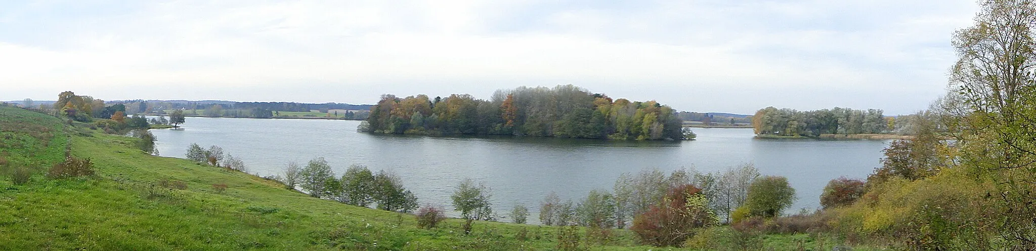 Photo showing: Lake Rödliner See in Groß Schönfeld, district Mecklenburg-Strelitz, Mecklenburg-Vorpommern, Germany