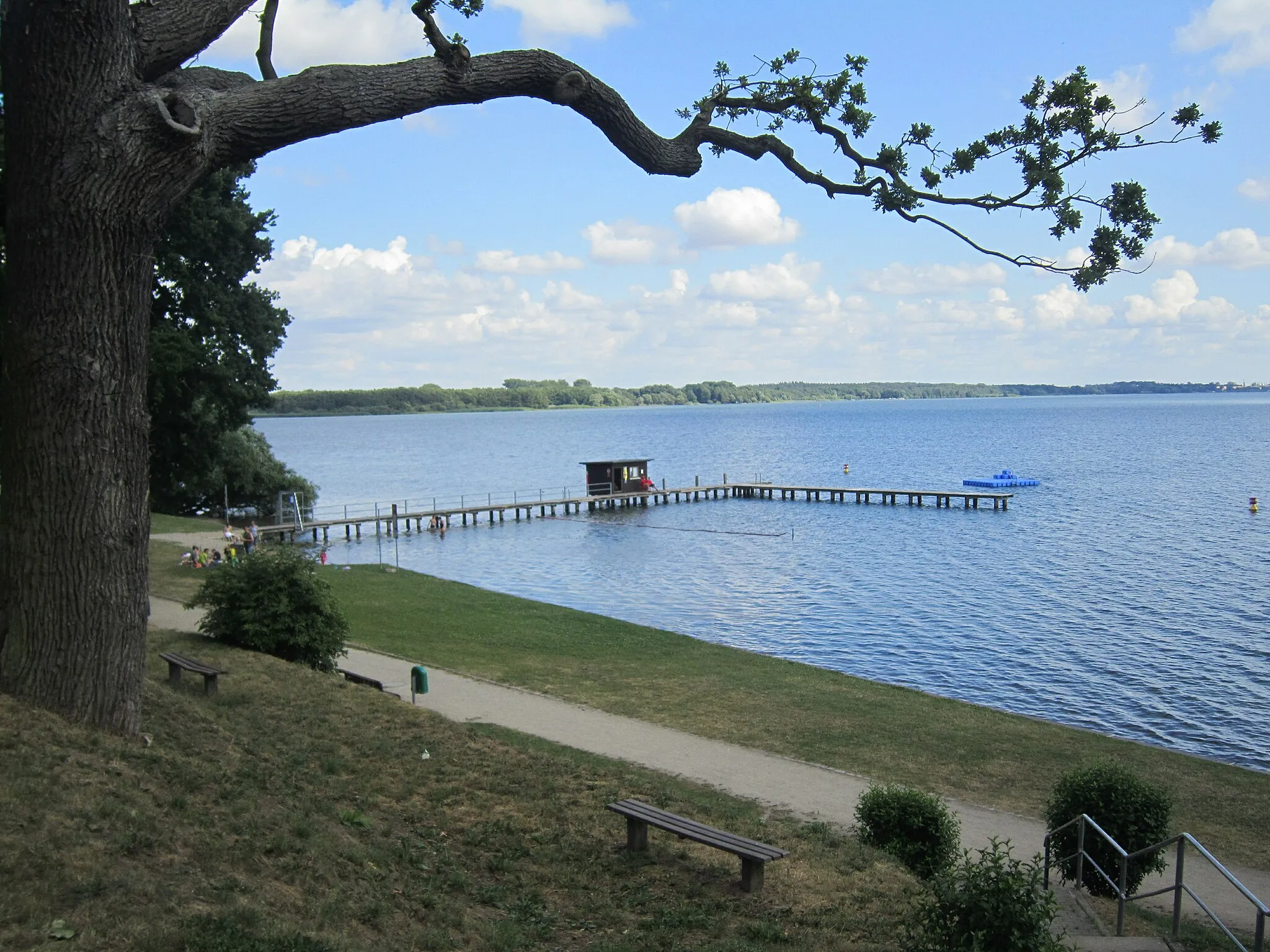 Photo showing: Nordwestufer des Schweriner Sees bei Bad Kleinen mit Uferweg und Badestelle