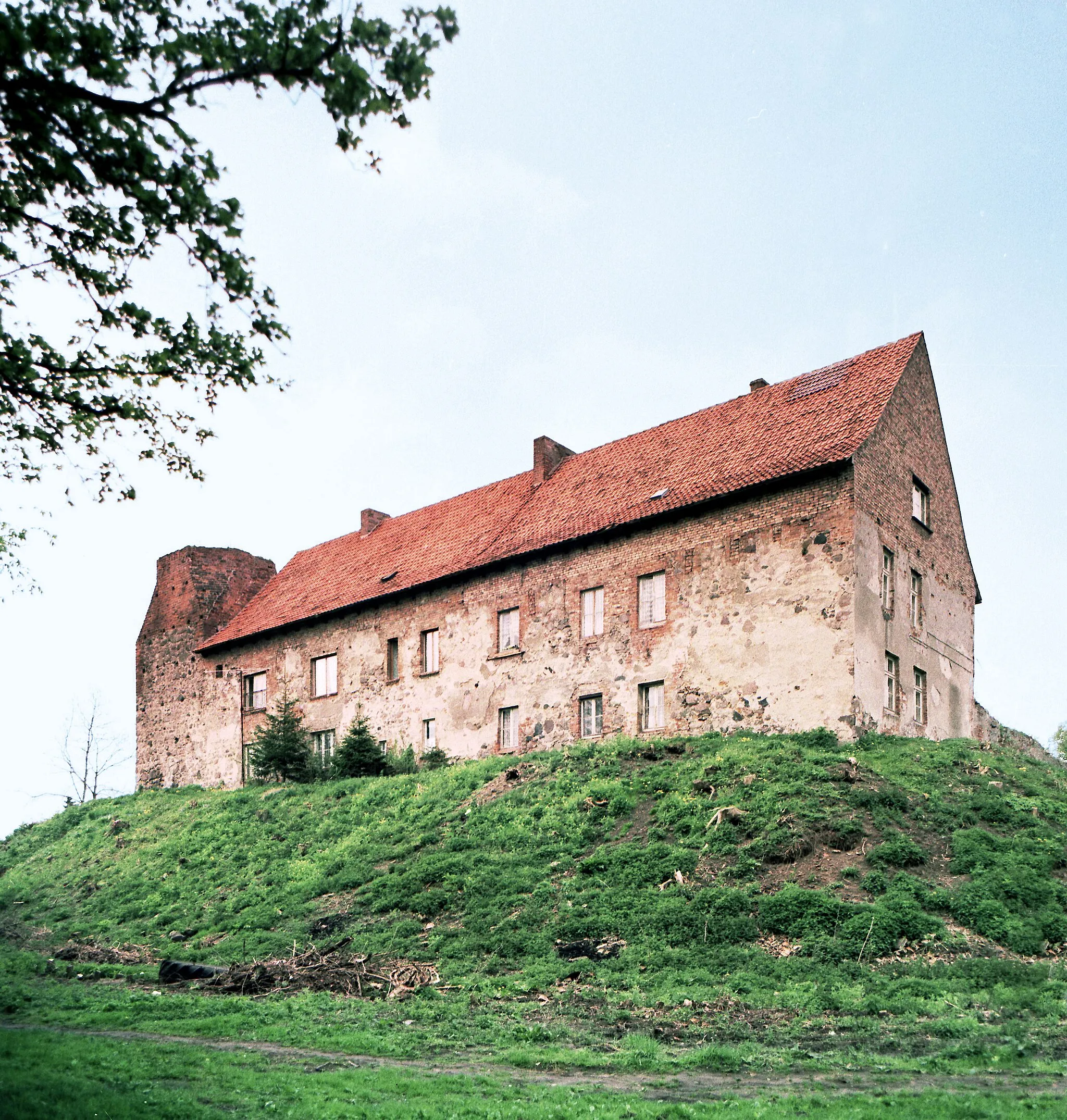 Photo showing: 16.05.1987   DDR 2084   [17255]  Wesenberg, Burg 1 (GMP: 53.280643,12.972632): Von der 1282 urkundlich erwähnten Burg sind nur der Bergfried (Fangelturm) an der Südostecke und Teile der Mauer erhalten. Die Burg Wesenberg, heute im Besitz der Stadt, ist eine hochmittelalterliche Turmhügelburg (Motte).                                                                   [R19870516A04.TIF]19870516120NR.JPG(c)Blobelt