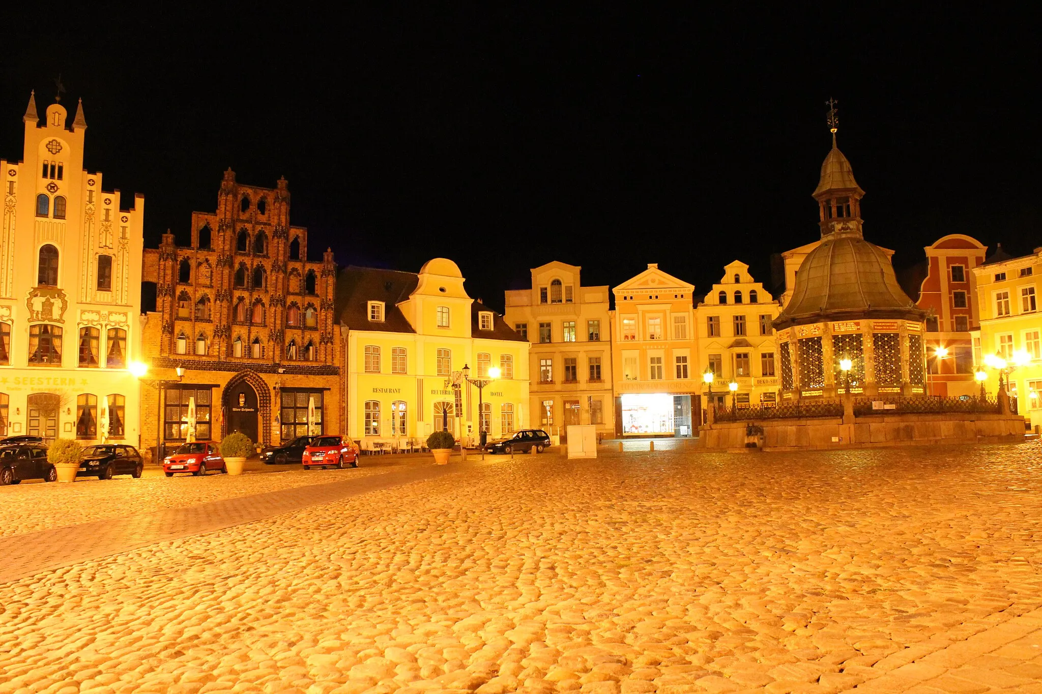 Photo showing: Der historische Marktplatz in der Hansestadt Wismar mit dem Alten Schweden und der Wasserkunst.