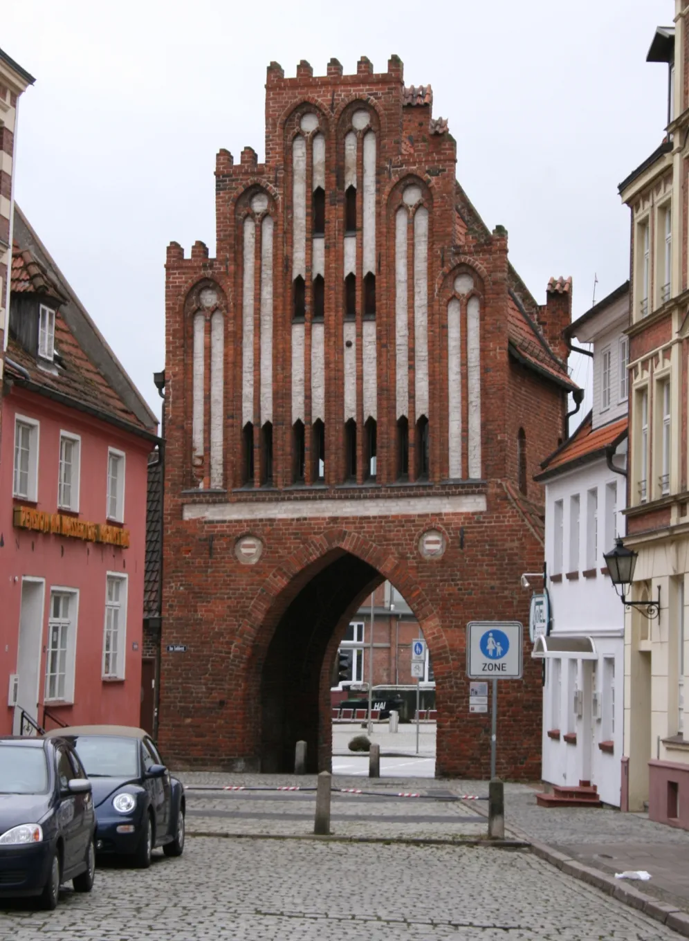 Photo showing: The last existing city gate at Wismar, the "Wassertor"